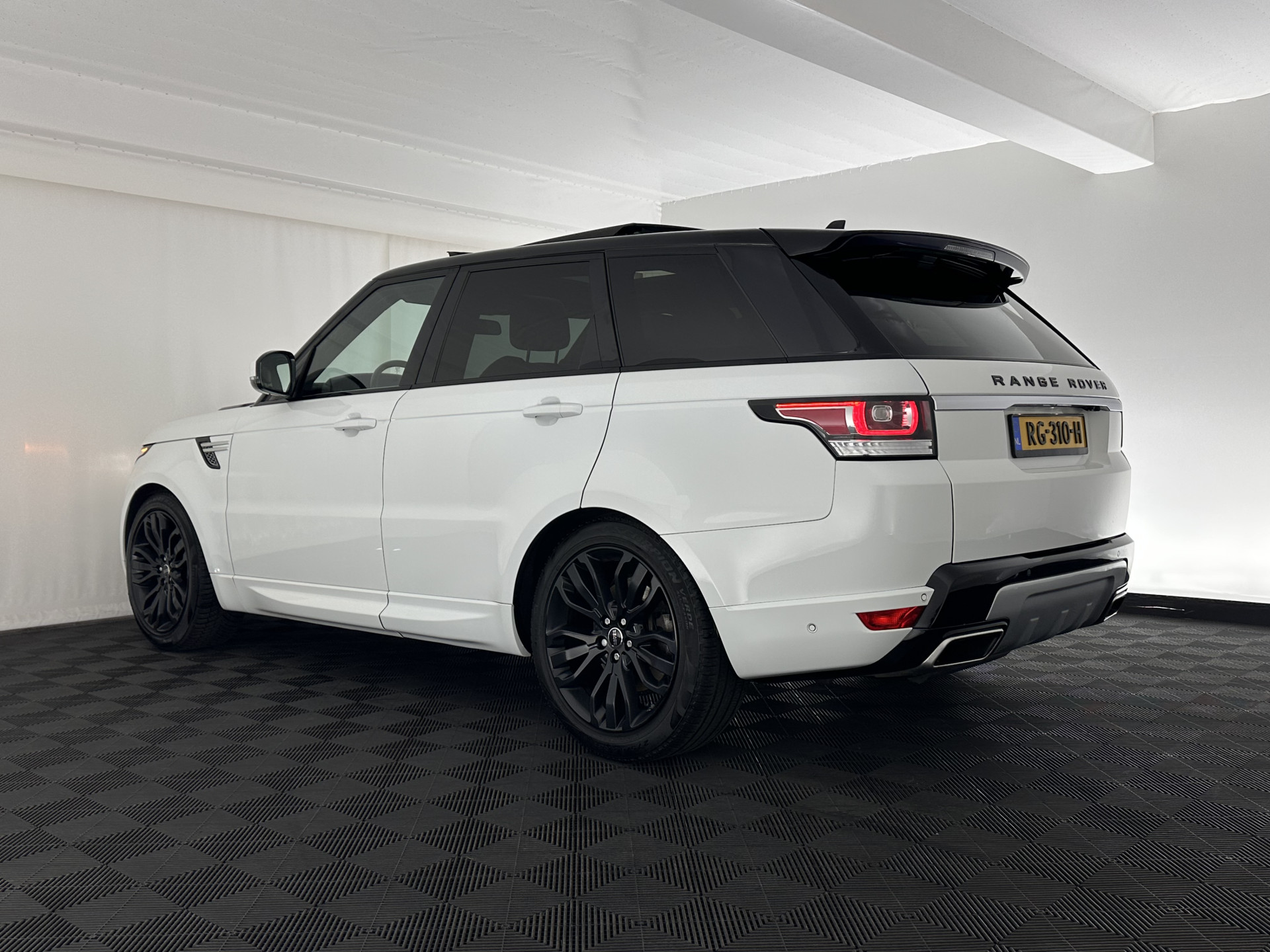 Land Rover Range Rover Sport 3.0 TDV6 HSE Dynamic Aut. *PANO | DIGI-COCKPIT | LEATHER | XENON | NAVI-FULLMAP | CAMERA | AIRSUSPENSION | ECC | PDC | HEATED-SPORTSEATS | MERIDIAN-SOUND | SHIFTPADDLES | PRIVACYGLASS | CRUISE | 21''ALU*