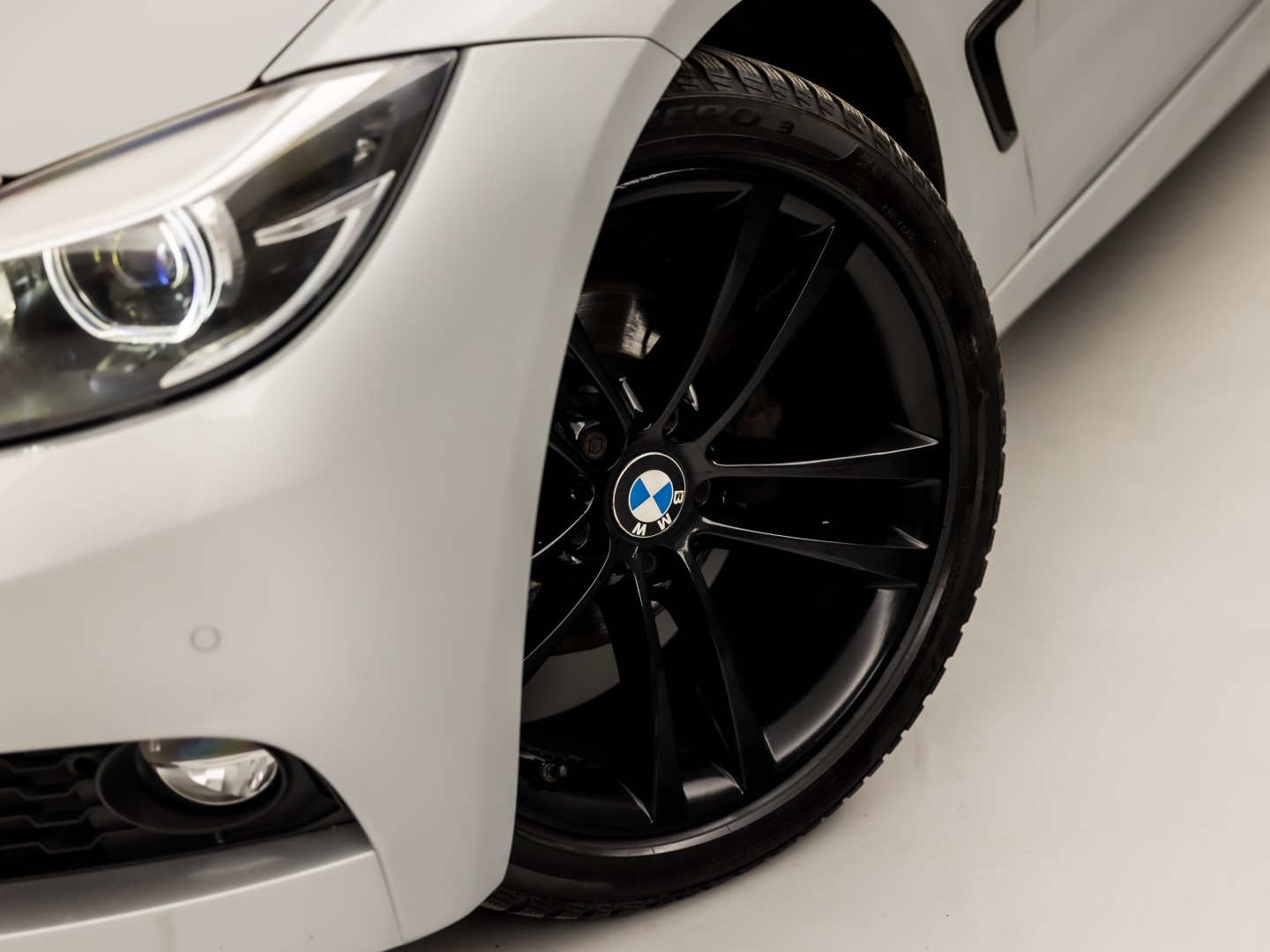 BMW 3 Serie GT 320i M Sport High Executive 184Pk Automaat (GROOT NAVI, M PAKKET, STOELVERWARMING, LEDER, SPORTSTOELEN, GETINT GLAS, PARKEERSENSOREN, NIEUWSTAAT)