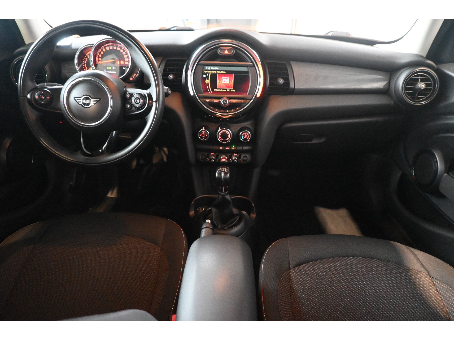 MINI Mini 1.5 Cooper Airco Navigatie LED Cruise Control Direct Leverbaar! Rijklaarprijs Inruil Mogelijk!