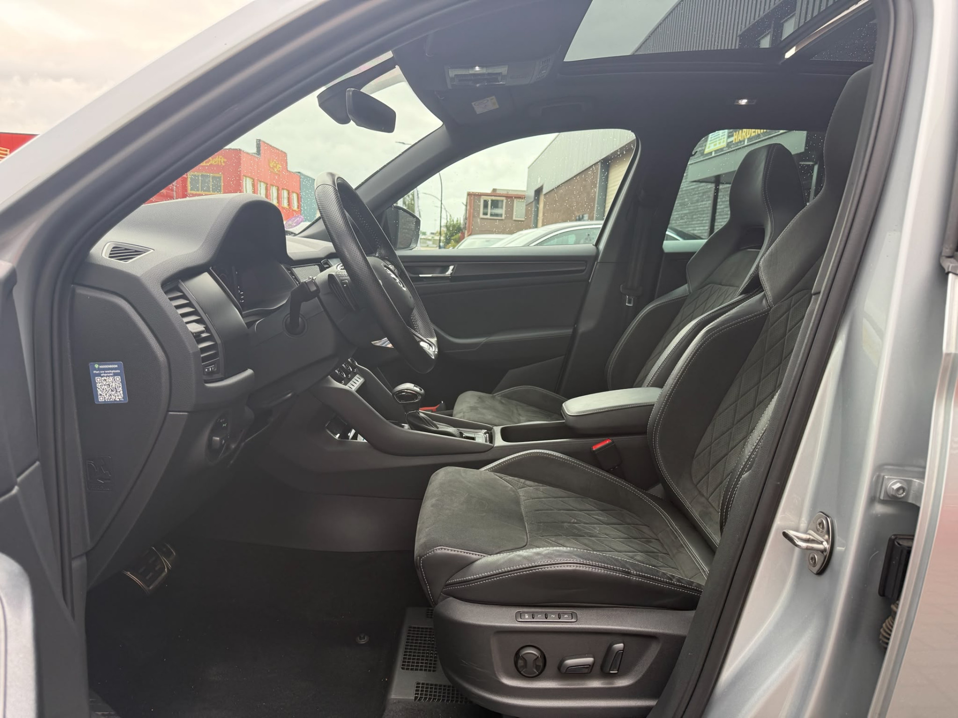 ŠKODA Kodiaq 1.5 TSI Sportline Business | 1E EIGENAAR | 3/6/12 MND GARANTIE | AUTOMAAT | PANO | LED | DAB | MEMORY | CARPLAY | DIGITAAL COCKPIT | TREKHAAK |
