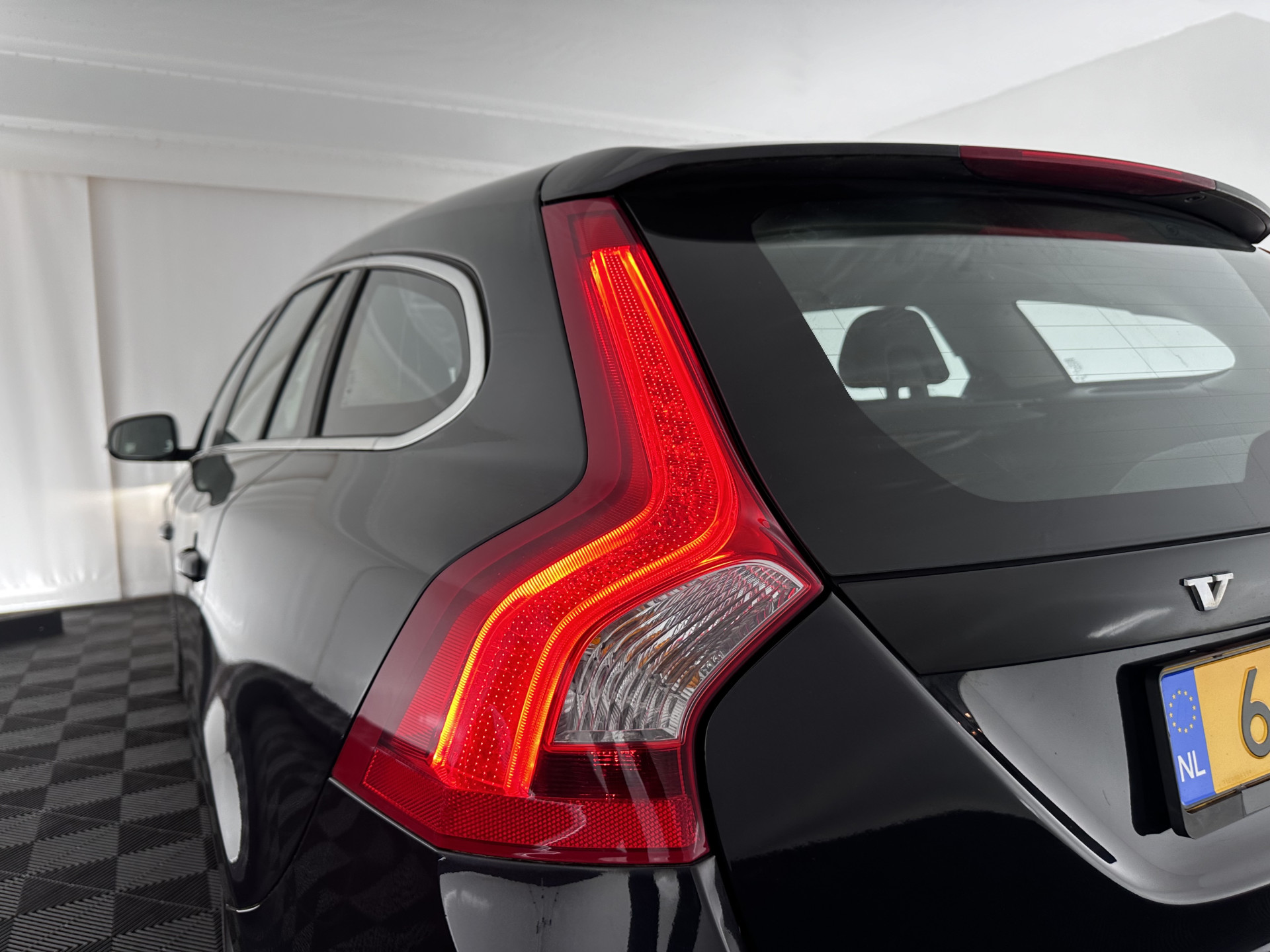 Volvo V60 2.4 D6 AWD Hybrid Summum ( Plug-In) Aut. *PANO | BI-XENON | LEATHER | PREMIUM-SOUND-AUDIO | NAVI-FULLMAP | MEMORY-PACK | ADAPTIVE-CRUISE | CAMERA | HEATED-SPORTSEATS | TOWBAR | BLINDSPOT | 18"ALU*