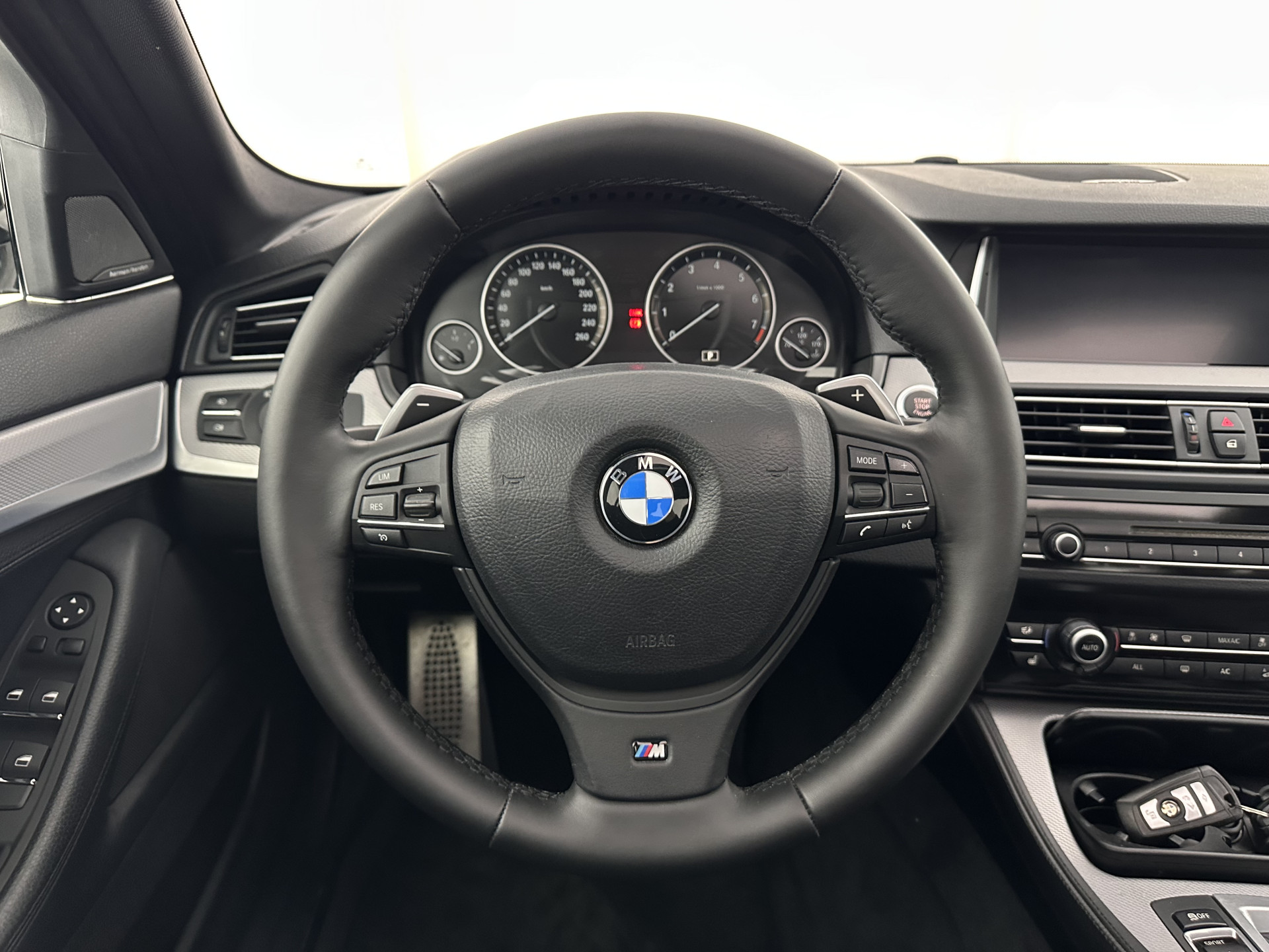 BMW 5-serie 520i M-Sportpack High Executive Aut. *PANO | LEATHER | XENON | HARMAN/KARDON | HEATED-SPORTSEATS | NAVI-FULLMAP | PRIVACY-GLASS | SHIFTPADDLES | ECC | PDC | CRUISE | 18''ALU*