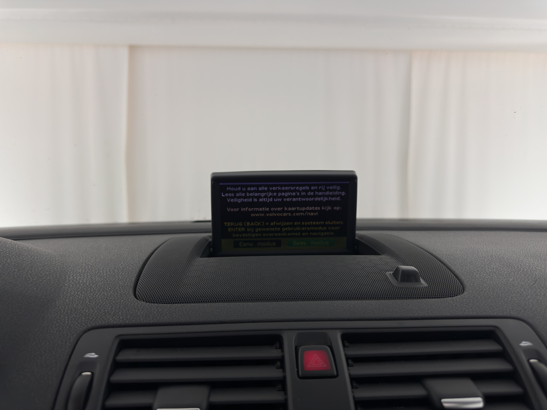 Volvo C30 1.6 D2 R-Design Sport-pack *PANO | BI-XENON | LEATHER-FABRIC | NAVI-FULLMAP | HEATED-SPORTSEATS | ECC | CARBON-INLAY | PDC | PREMIUM-AUDIO | CRUISE | 17''ALU*