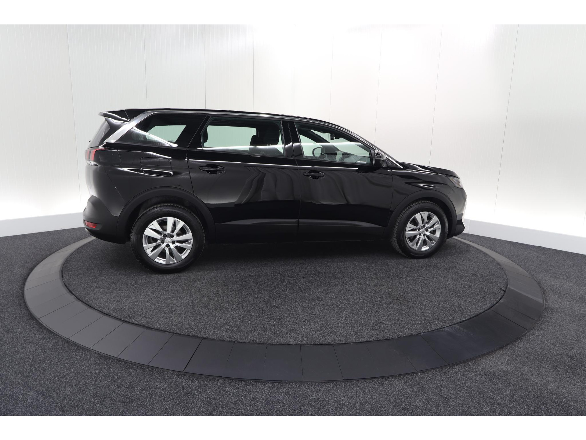 Peugeot 5008 PureTech 130 EAT8 Active Pack Business | 7 Zitplaatsen | Camera | Navigatie | Apple Carplay | Parkeersensoren