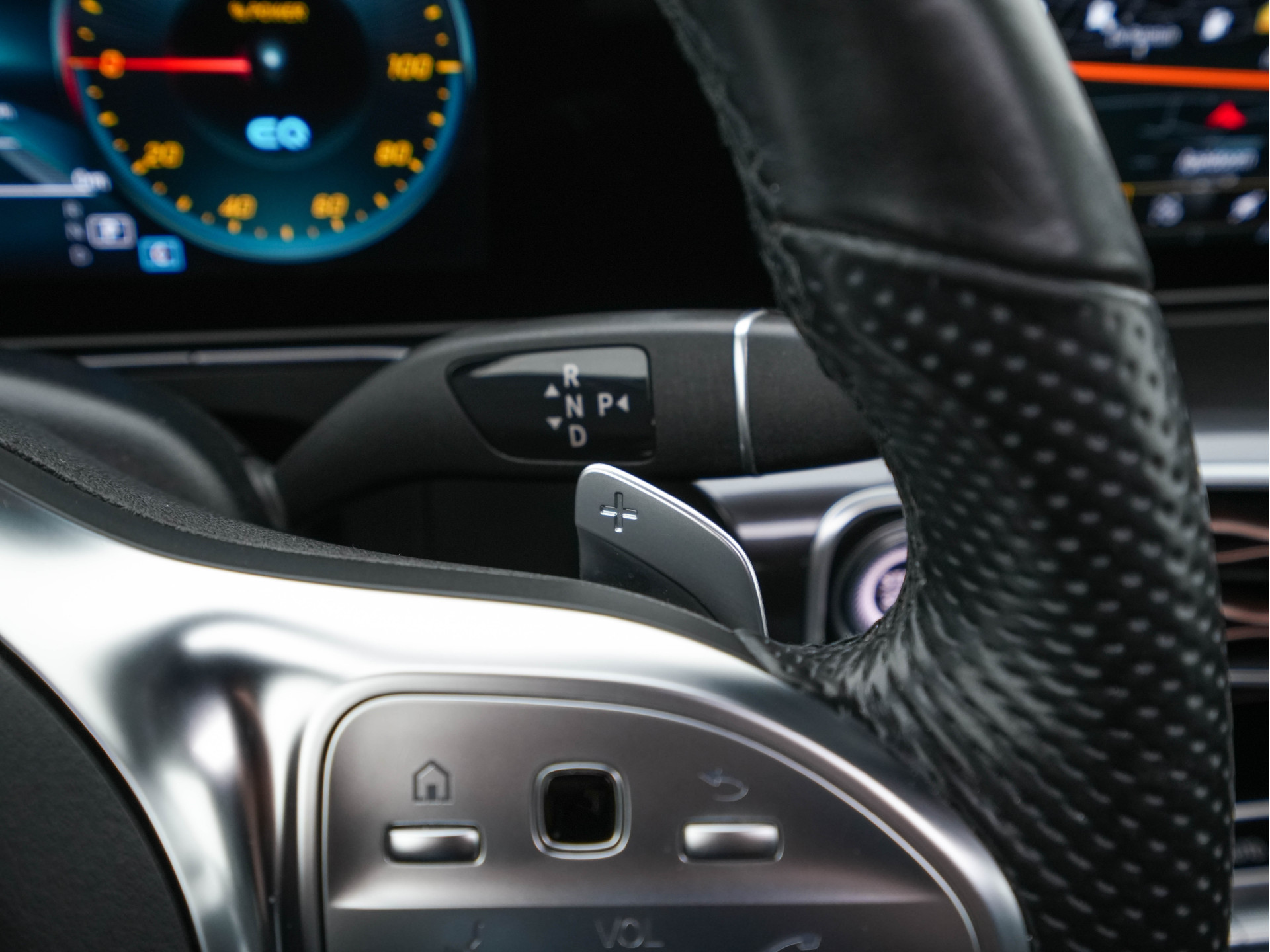 Mercedes-Benz EQC 400 4MATIC AMG-Pack Premium Plus 80 kWh (3-Fase) {SOH-94%} (INCL-BTW) *PANO | WIDESCREEN | HEAD-UP | DISTRONIC | MULTI-BEAM | BURMESTER-AUDIO | MEMORY-PACK | TOP-VIEW | KEYLESS | LEATHER | SPORT-SEATS | DAB+ | AMBIENT-LIGHT | 20''