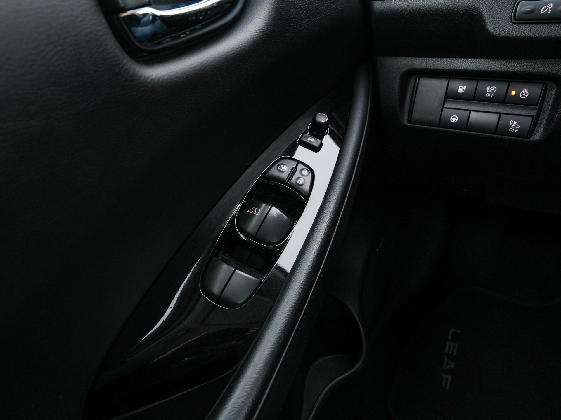 Nissan LEAF 3.Zero Limited Edition 62 kWh {SOH-93%} (INCL-BTW) Aut. *HEATPUMP | LEATHER | FULL-LED | DIGI-COCKPIT | TOPVIEW | BOSE-AUDIO | KEYLESS | DAB+ | BLINDSPOT | ECC | ADAPTIVE-CRUISE | PDC | HEATED-COMFORTSEATS | PRIVACYGLASS | 17"ALU*