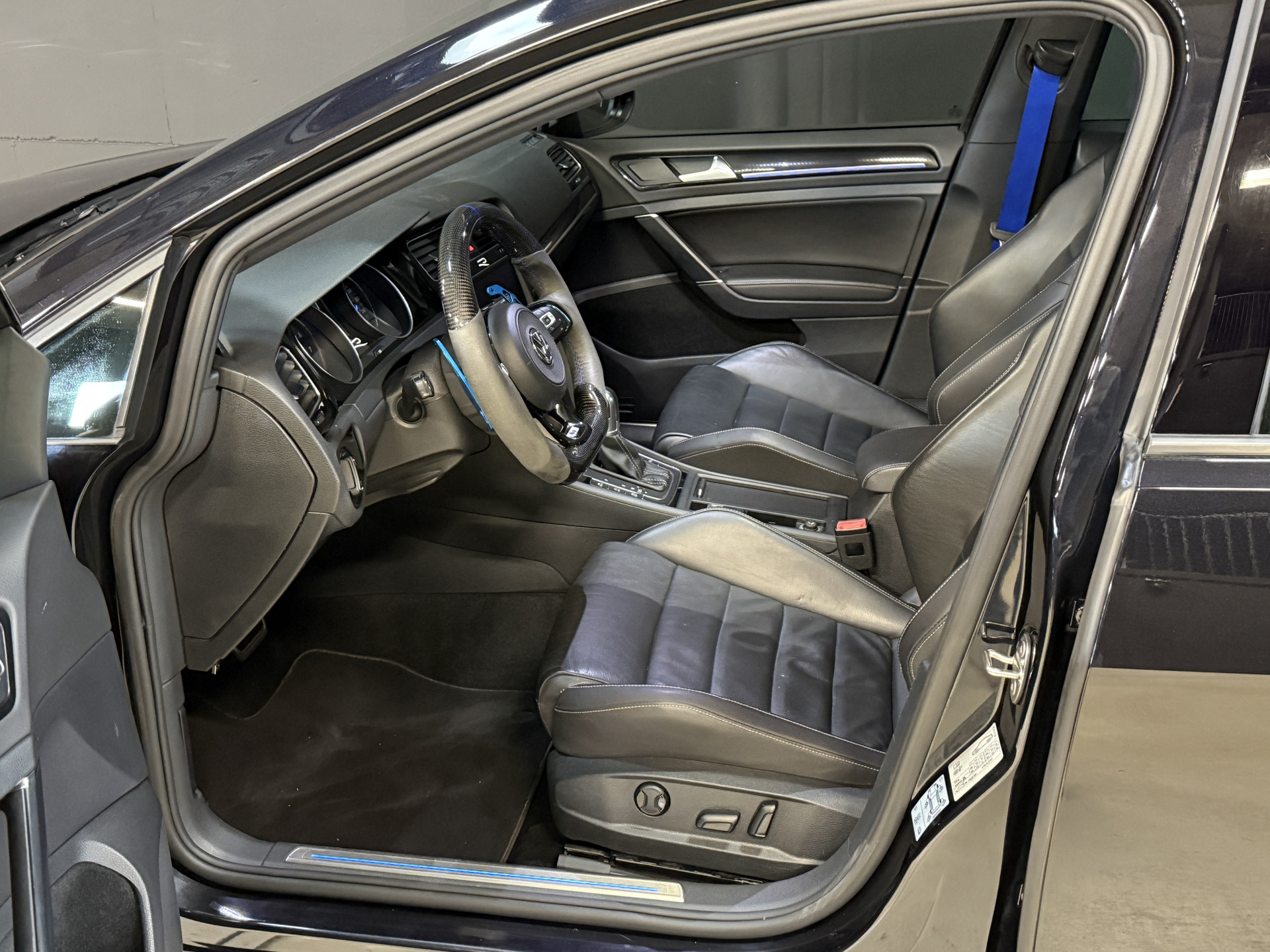 Volkswagen Golf 2.0 TSI R 4Motion | Camera | Panoramadak | 300PK | Stoelverwarming | Leder