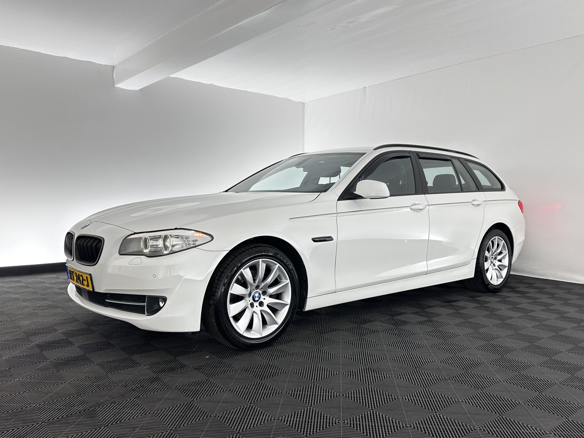 BMW 5-serie Touring 520d Shadow-line *BI-XENON | NAVI-FULLMAP | HEATED-COMFORTSEATS | ECC | KEYLESS | PDC | CRUISE | 18''ALU*
