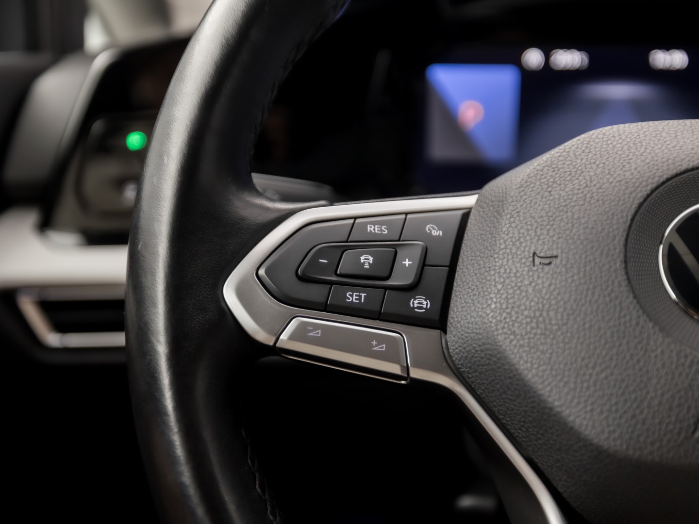 Volkswagen Golf 1.5 TSI Sport 150Pk Automaat (APPLE CARPLAY, GROOT NAVI, STUUR/STOELVERWARMING, SPORTSTOELEN, GETINT GLAS, SFEERVERLICHTING, KEYLESS, NIEUWSTAAT)
