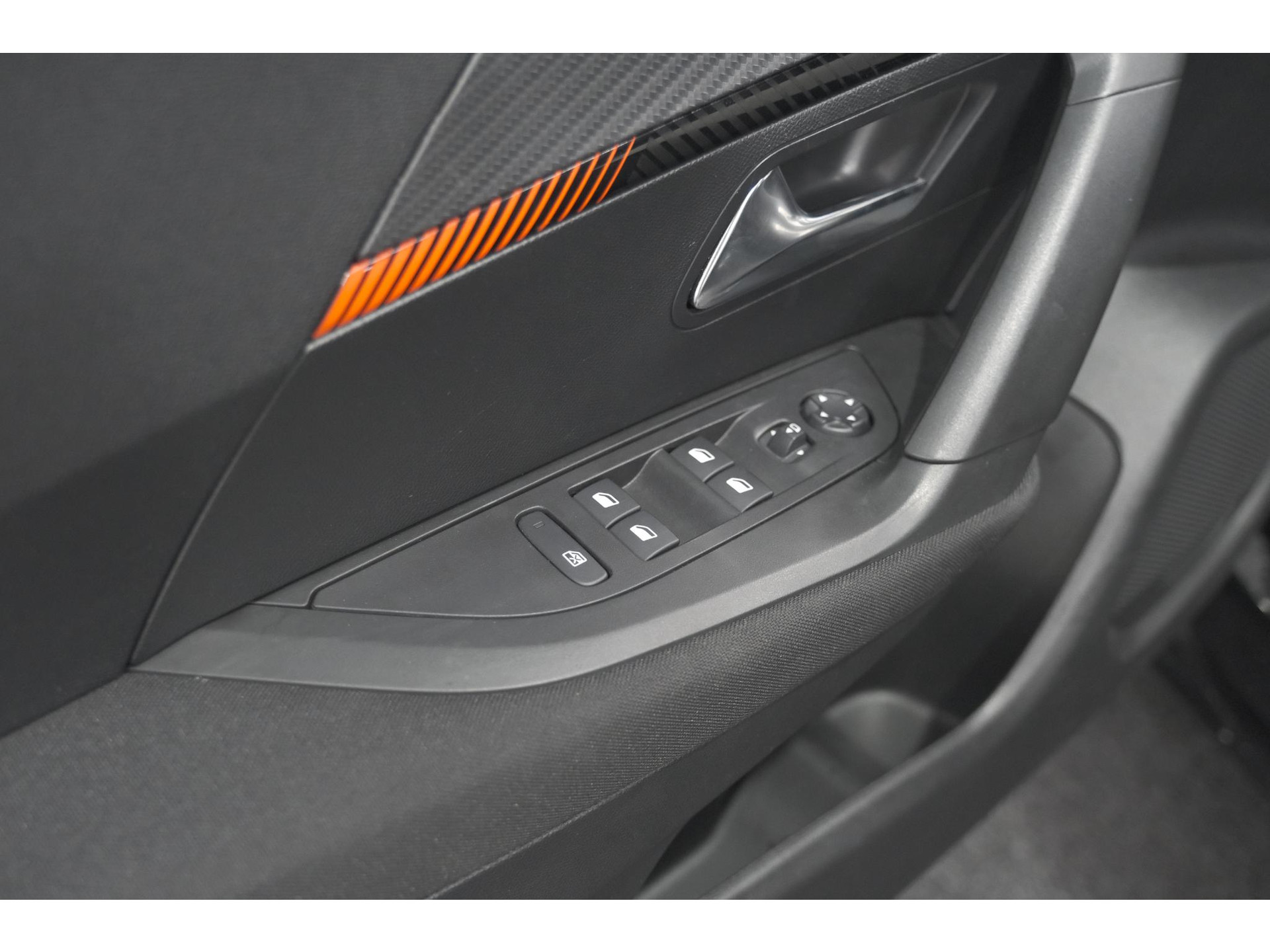 Peugeot 2008 PureTech 130 EAT8 Active Pack | Parkeersensoren | Apple CarPlay | Climate Control | Stoelverwarming