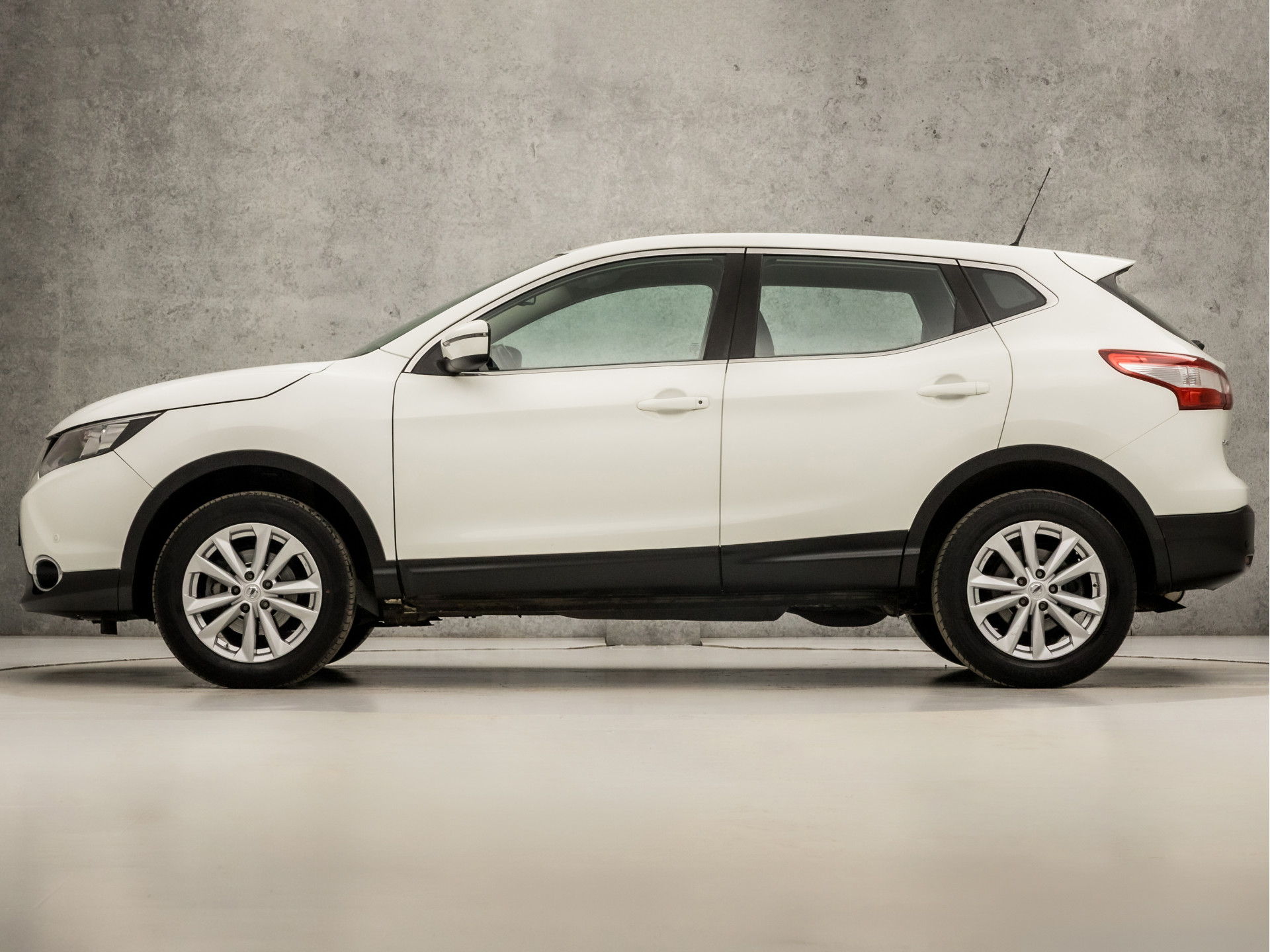 Nissan Qashqai 1.2 Acenta Sport (NAVIGATIE, CLIMATE, STOELVERWARMING, CAMERA, SPORTSTOELEN, PARKEERSENSOREN, CRUISE, NIEUWE APK, NIEUWSTAAT)