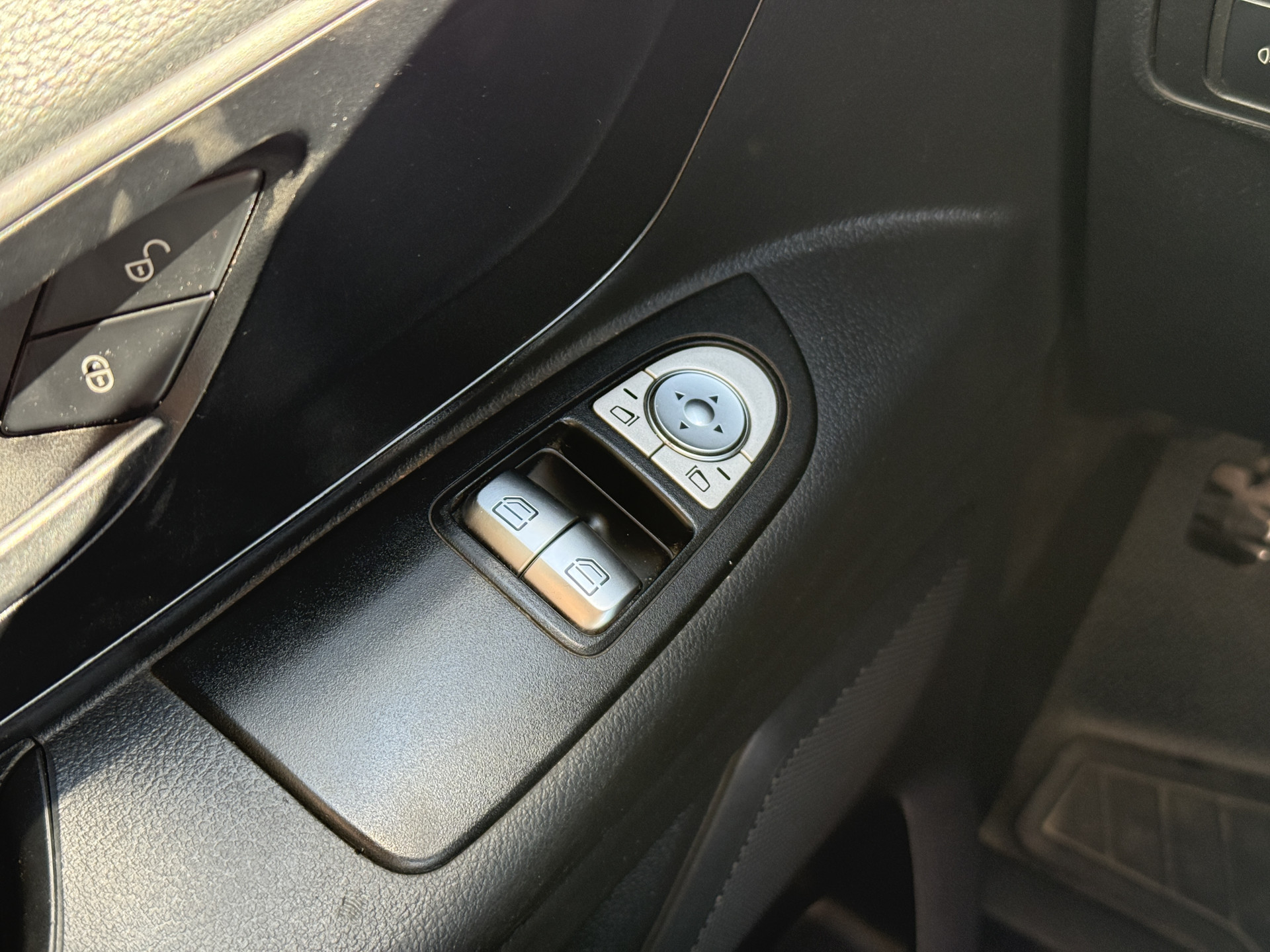 Mercedes-Benz Vito 114 1.9 CDI 136PK Dubbele Cabine L2H1 5 Stoelen Climate Control Cruise Control Trekhaak Carplay Camera