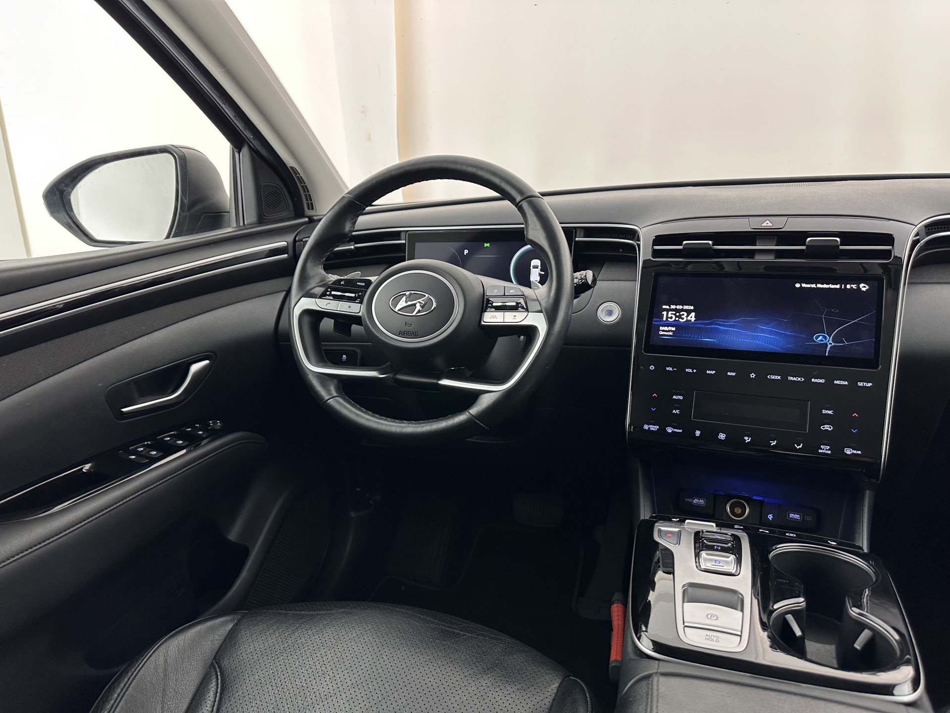 Hyundai Tucson 1.6 T-GDI PHEV Comfort Smart 4WD (INCL.BTW) *LEATHER | FULL-LED | ADAPTIVE-CRUISE | HEATED-COMFORTSEATS | KEYLESS | CAMERA | DIGI-COCKPIT | PRIVACY-GLASS | SHIFT-PADDLES | ECC | PDC | 19''ALU*