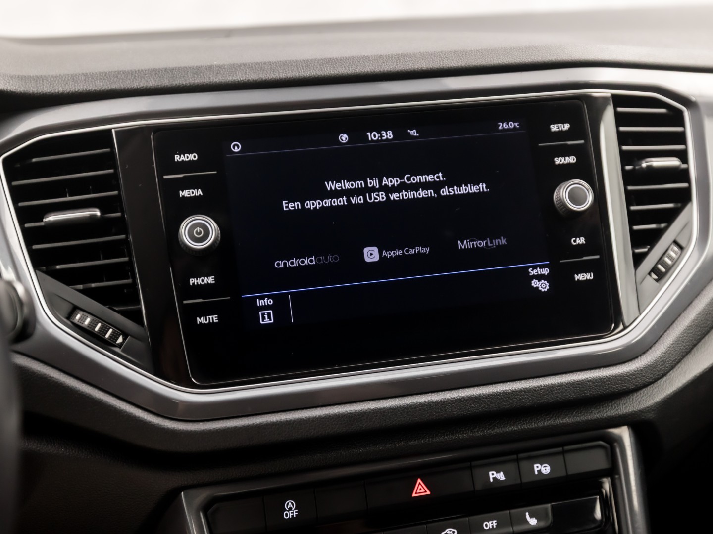 Volkswagen T-Roc 1.0 TSI Sport (APPLE CARPLAY, GROOT NAVI, STOELVERWARMING, GETINT GLAS, SPORTSTOELEN, ADAPTIVE CRUISE, PARKEERSENSOREN, NIEUWSTAAT)