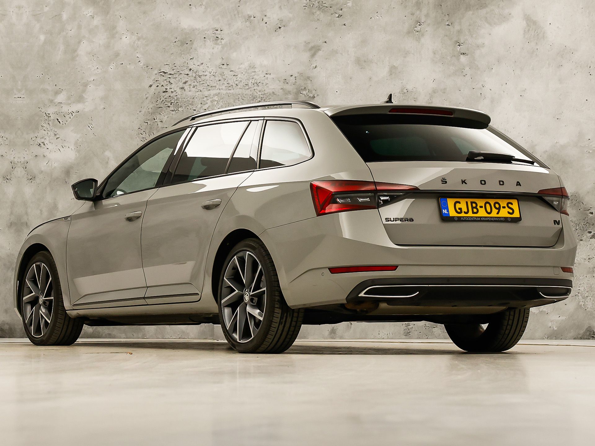 Škoda Superb Combi 1.4 TSI iV Sportline 218Pk Automaat (PANORAMADAK, 360 CAMERA, VIRTUAL COCKPIT, MEMORY SEATS, CANTON AUDIO, STOELVERWARMING, ADAPTIVE CRUISE, SFEERVERLICHTING, APPLE CARPLAY, NIEUWSTAAT)