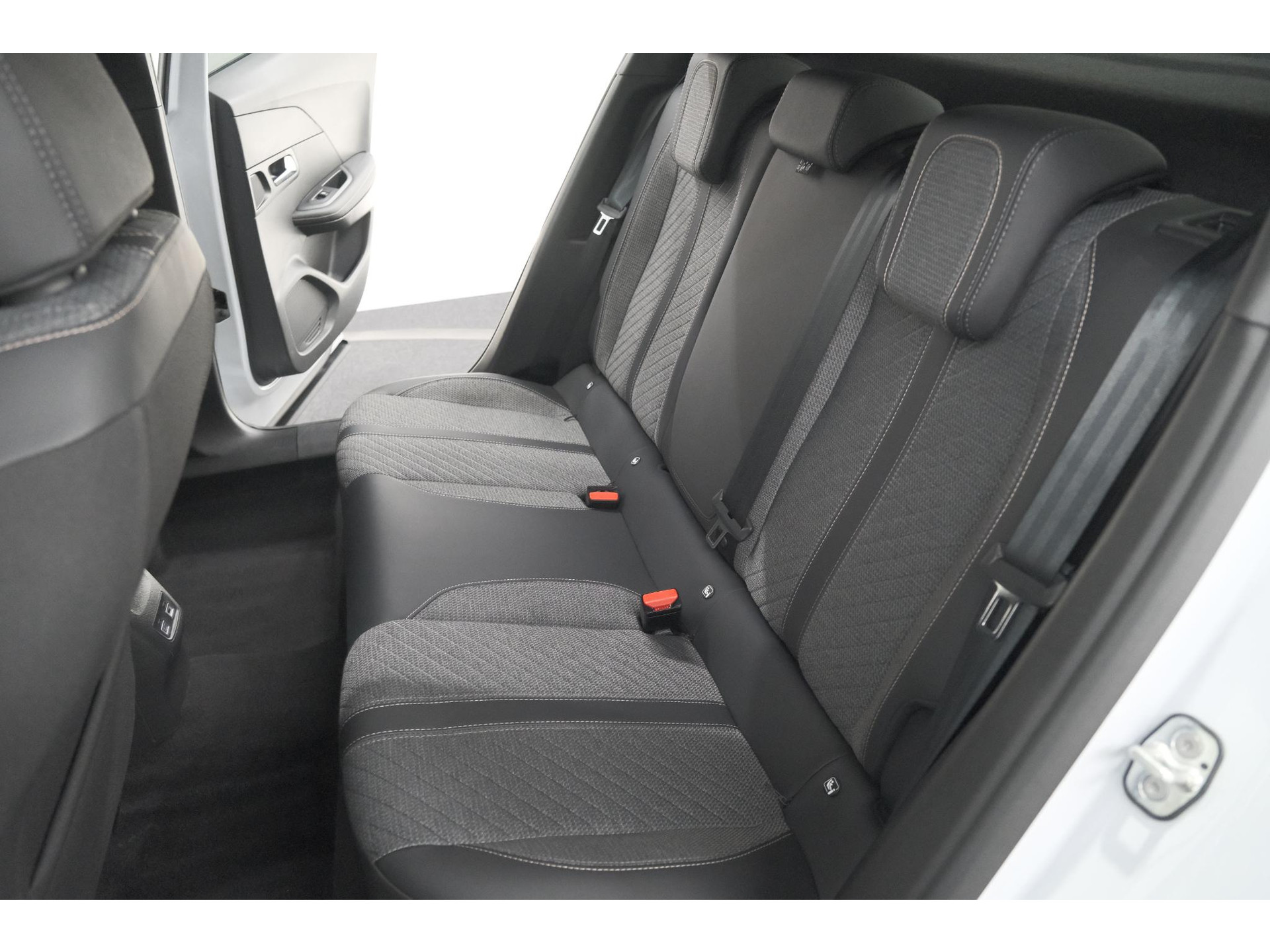 Peugeot 2008 Hybrid 145 e-DCS6 Allure | 360 Camera | Adaptieve Cruise Control | Dodehoekdetectie