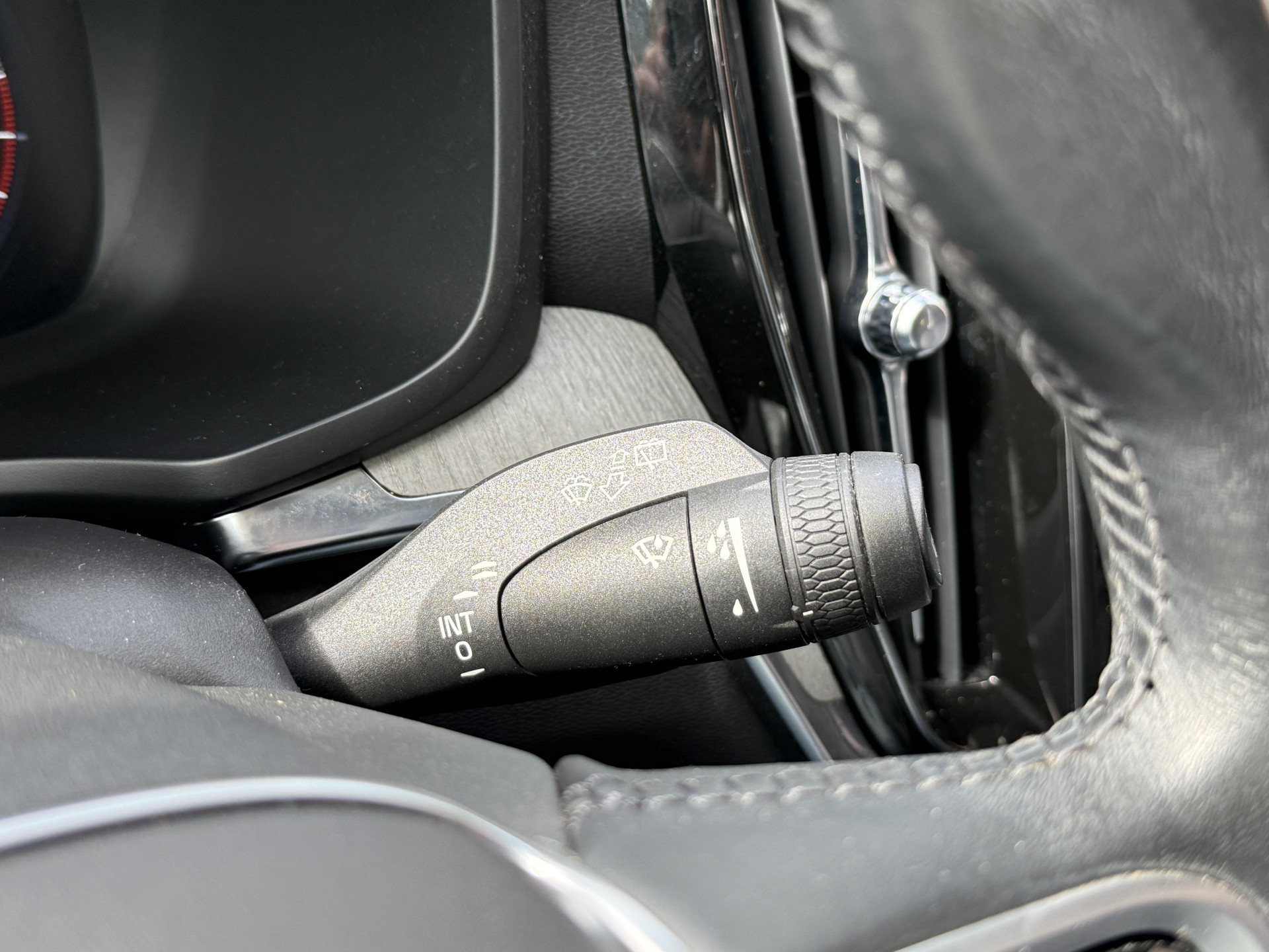 Volvo V60 2.0 B3 R-Design | Trekhaak | Panoramadak | Apple Carplay | Leder