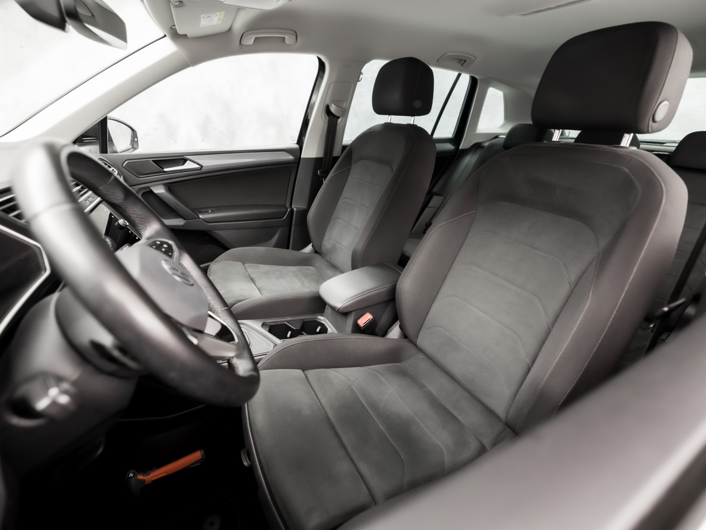 Volkswagen Tiguan 1.5 TSI Life Sport 150Pk Automaat (VIRTUAL COCKPIT, APPLE CARPLAY, CLIMATE, KEYLESS, STOELVERWARMING, SPORTSTOELEN, GETINT GLAS, ELEK ACHTERKLEP, ALCANTARA, NIEUWE APK, NIEUWSTAAT)