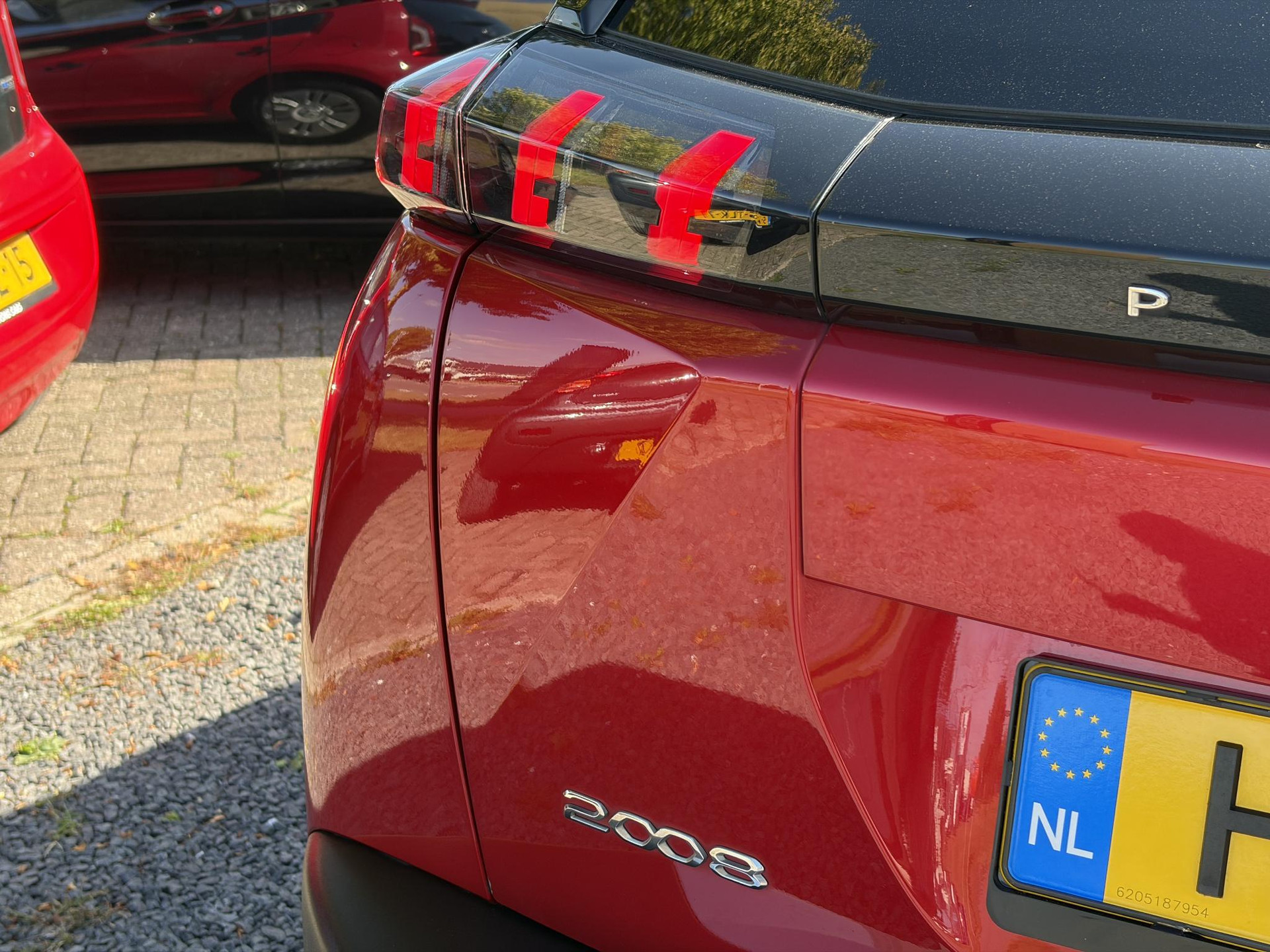 Peugeot 2008 1.2 PureTech Allure ✓Recent beurt gehad✓D-riem vv in 06-2025✓360° Camera✓Draadloze telefoonlader✓Carplay✓Keyless✓Automaat✓Trekhaak✓Halfleder✓Navi✓Clima✓Cruise✓131pk✓Lm velgen✓2e Eigenaar✓Pdc V+A✓Rijstrooksensor✓N.A.P✓Apk tot 04-2028