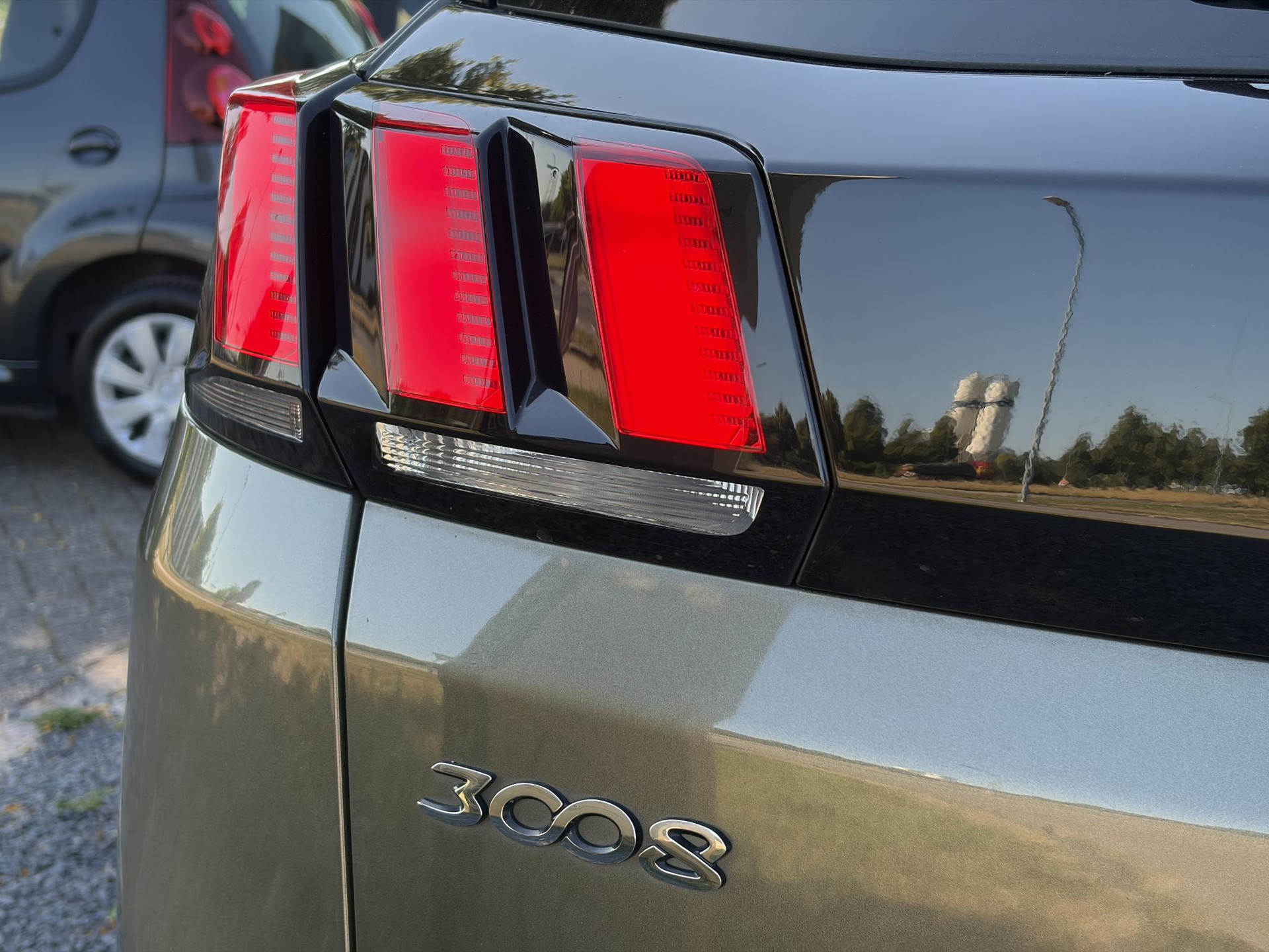Peugeot 3008 1.2 PureTech Allure 2e Eigenaar l D-riem vv in 2023 l 360° Camera l Carplay l Dealer Onderhouden l Keyless l Stoelverwarming l Dodehoek l 6 Bak l Pdc V+A l 131pk l Bj 12-2017 l 19'' Lmv l Apk tot 12-2026