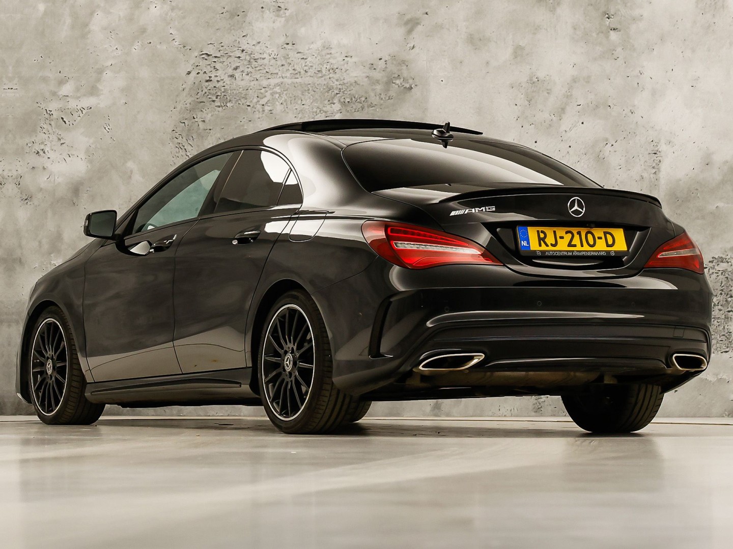 Mercedes-Benz CLA-Klasse 180 AMG Sport Automaat (PANORAMADAK, GROOT NAVI, BRUIN LEDER, CAMERA, STOELVERWARMING, SPORTSTOELEN, GETINT GLAS, DIAMOND GRILL, NIEUWE APK, NIEUWSTAAT)