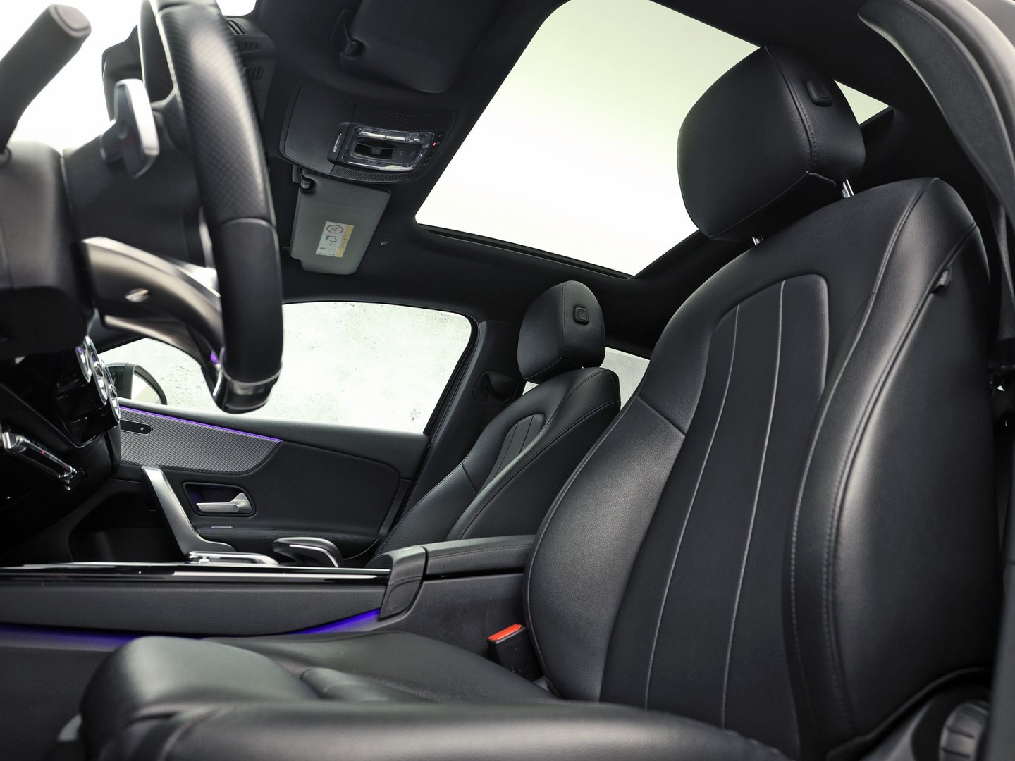Mercedes-Benz A-Klasse 200 AMG Sport 163Pk Automaat (PANORAMADAK, APPLE CARPLAY, GROOT NAVI, SFEERVERLICHTING, CAMERA, SPORTSTOELEN, LEDER, GETINT GLAS, STOELVERWARMING, NIEUWSTAAT)