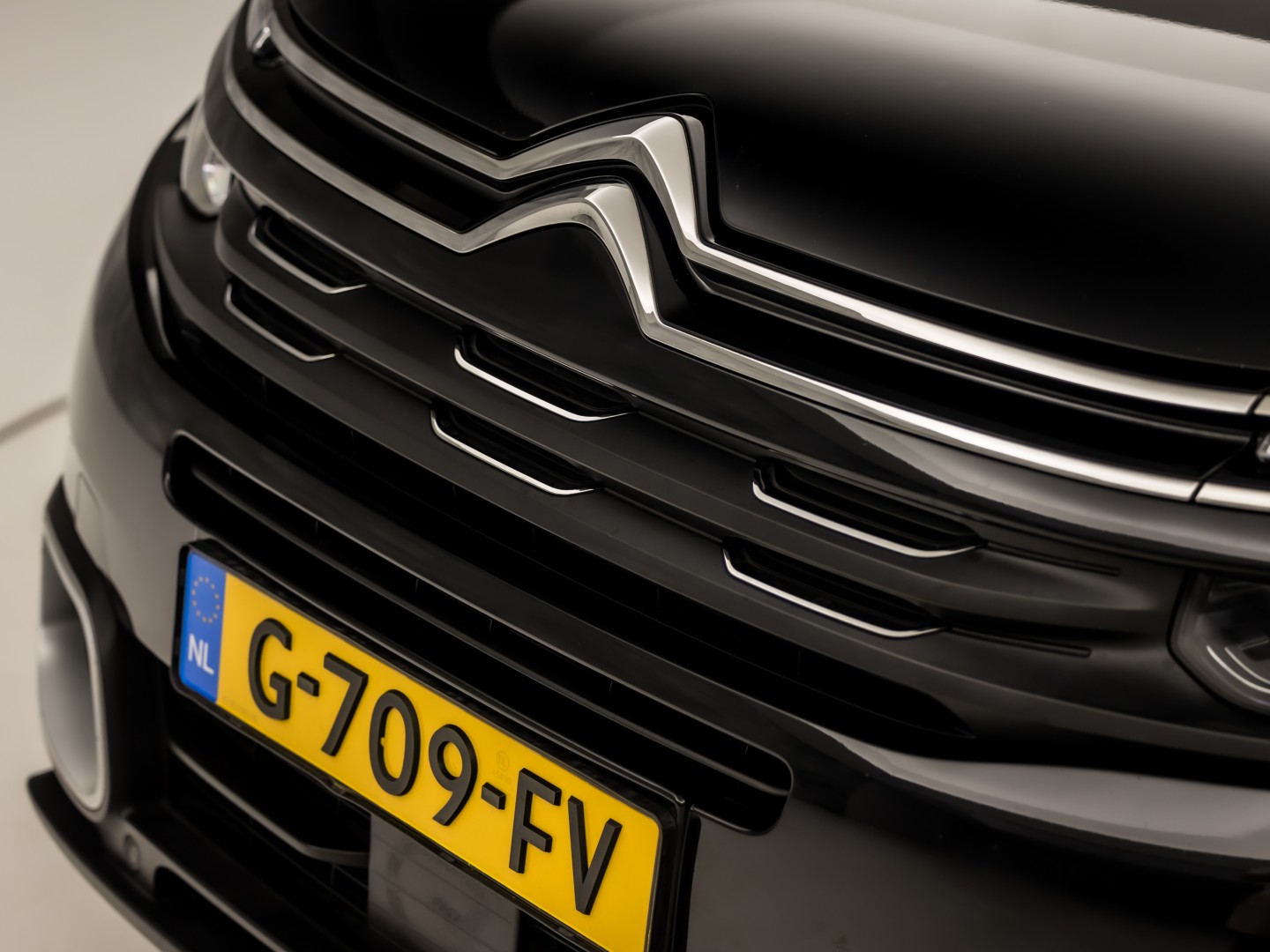 Citroën C5 Aircross 1.6 PureTech Sport 181Pk Automaat (APPLE CARPLAY, GROOT NAVI, 360 CAMERA, LM VELGEN, TREKHAAK, SPORTSTOELEN, KEYLESS, ADAPTIVE CRUISE, NIEUWSTAAT)