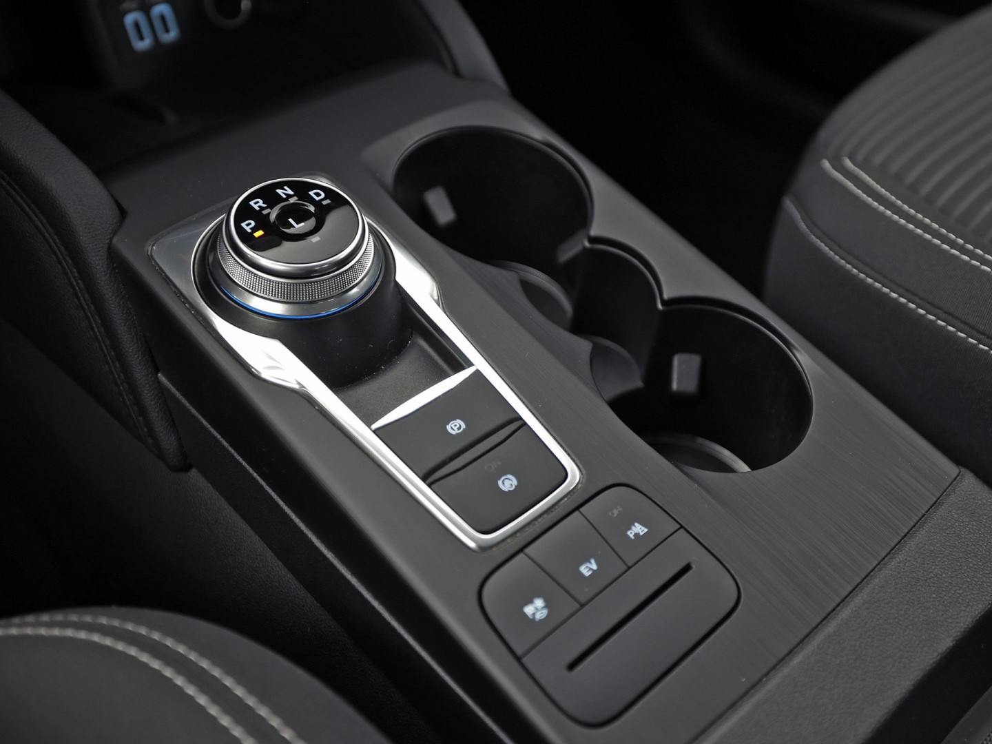 Ford Kuga 2.5 PHEV Titanium 225Pk Automaat (VIRTUAL COCKPIT, APPLE CARPLAY, GROOT NAVI, CAMERA, TREKHAAK, SPORTSTOELEN, KEYLESS, CRUISE, LANE ASSIST, NIEUWSTAAT)