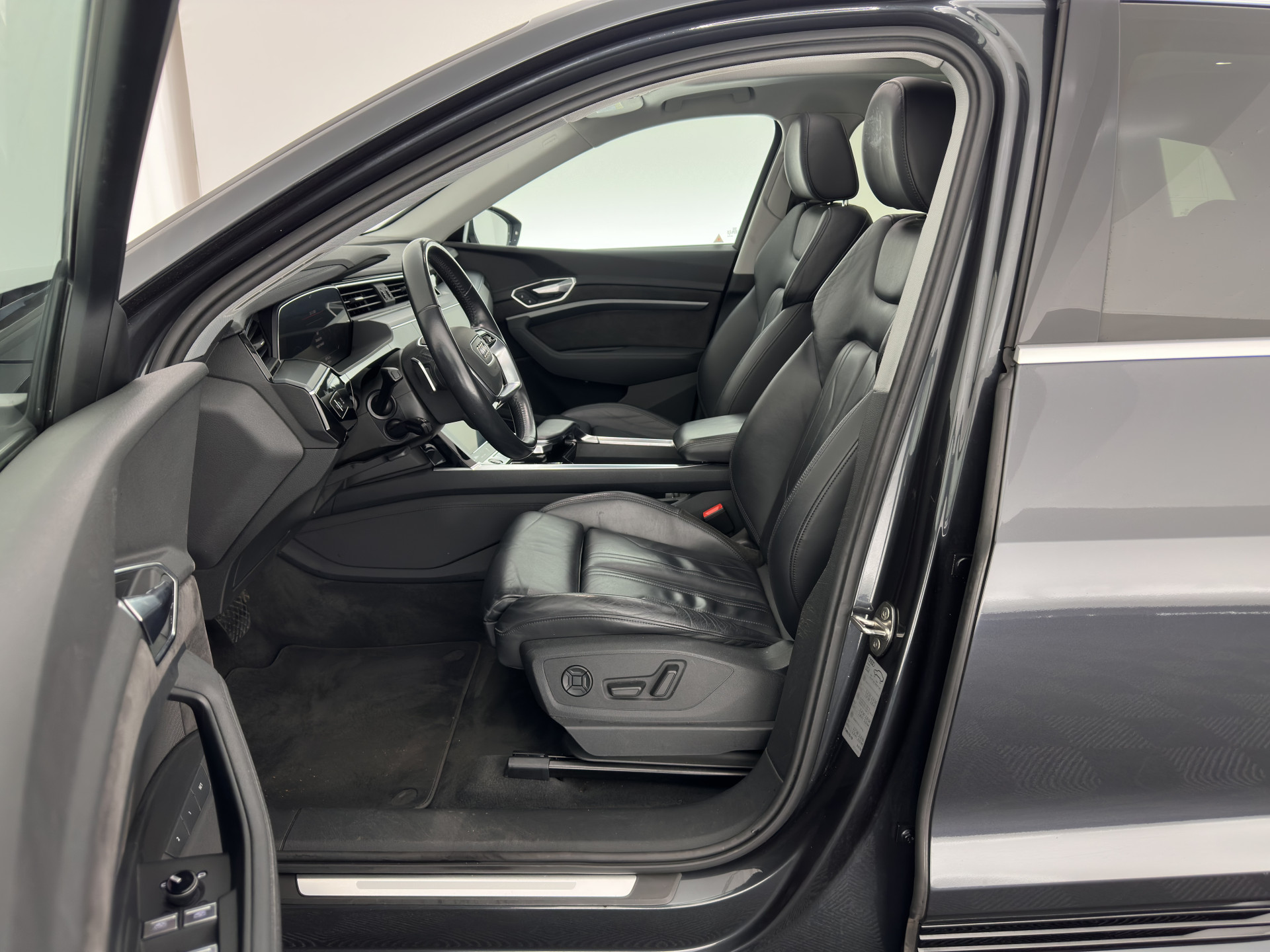 Audi e-tron 55 quattro Business edition Plus 95 kWh [ 3-Fase ] {SOH-88%} (INCL-BTW) *PANO | LUXURY-LEATHER | ADAPTIVE-CRUISE | FULL-LED | DIGI-COCKPIT | KEYLESS | MEMORY-PACK | CAMERA | NAVI-FULLMAP | SHIFT-PADDLES | DAB+ | COMFORT-SEATS | 20''ALU*