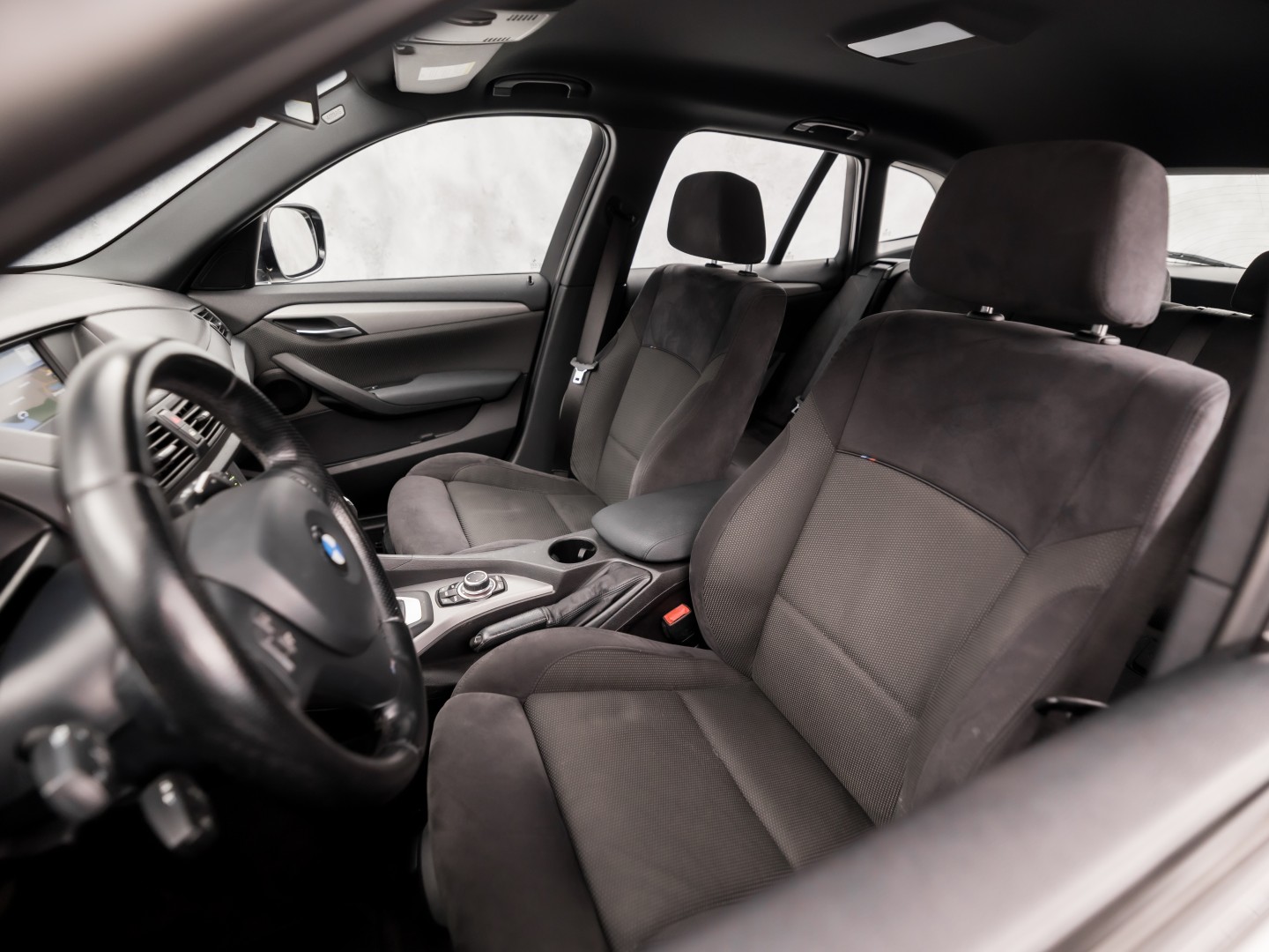 BMW X1 sDrive20i M Sport 184Pk Automaat (GROOT NAVI, CLIMATE, ALCANTARA, TREKHAAK, SPORTSTOELEN, XENON, ZWART HEMEL, PARKEERSENSOREN, NIEUWSTAAT)
