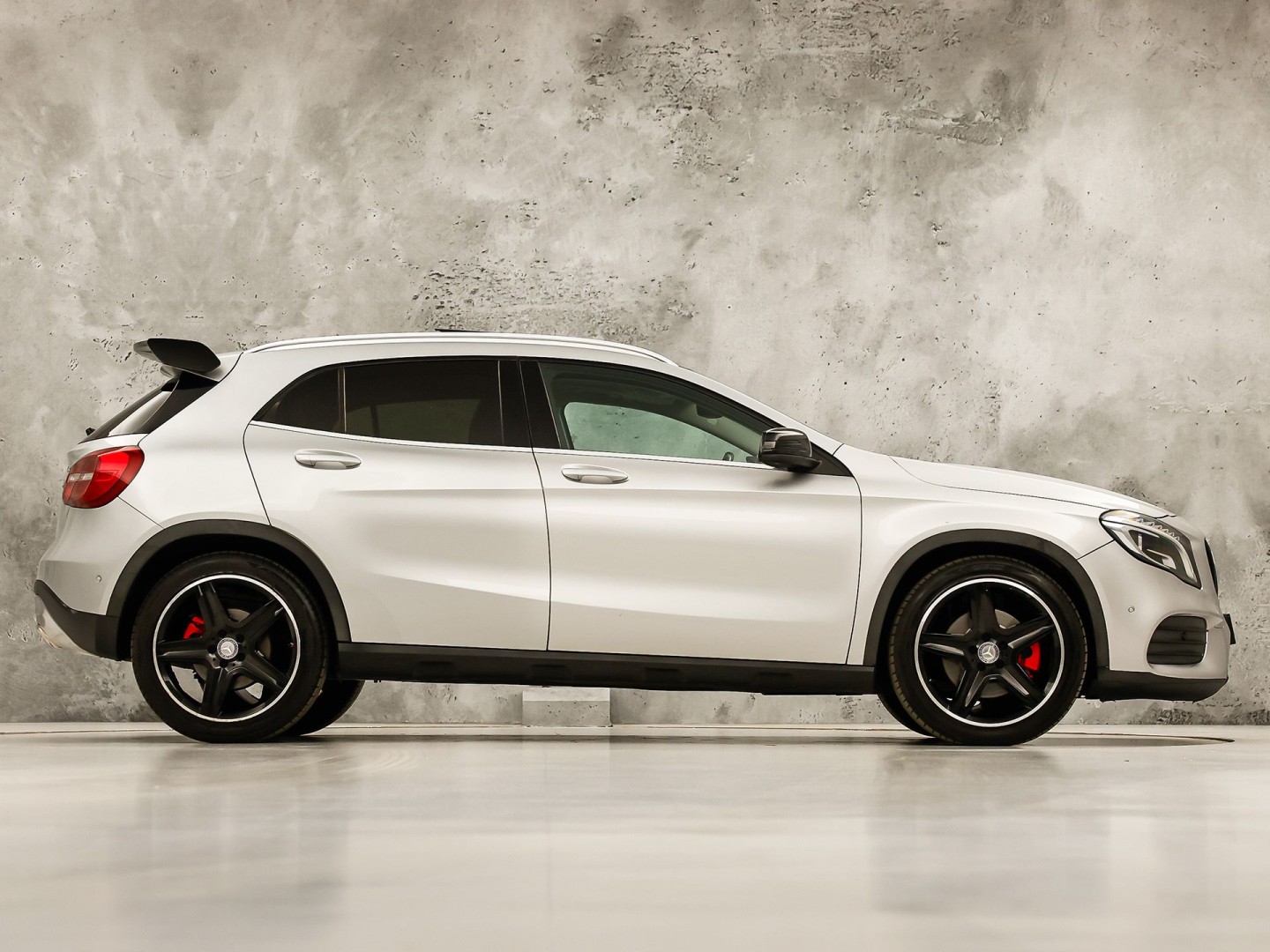 Mercedes-Benz GLA 250 250 4Matic AMG Edition 1 Sport Automaat (PANORAMADAK, CLIMATE, SPOILER, RODE GORDELS, SPORTSTOELEN, STOELVERWARMING, GETINT GLAS, NIEUWSTAAT)