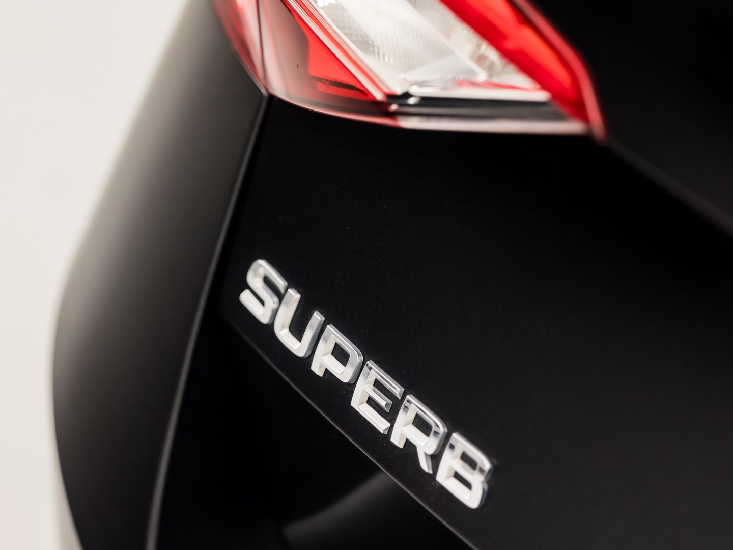Škoda Superb Combi 1.4 TSI iV Sport 218Pk Automaat (VIRTUAL COCKPIT, APPLE CARPLAY, GROOT NAVI, MEMORY SEAT, LEDER/ALCANTARA, CAMERA, STOELVERWARMING, ADAPTIVE CRUISE, ELEK ACHTERKLEP, NIEUWSTAAT)