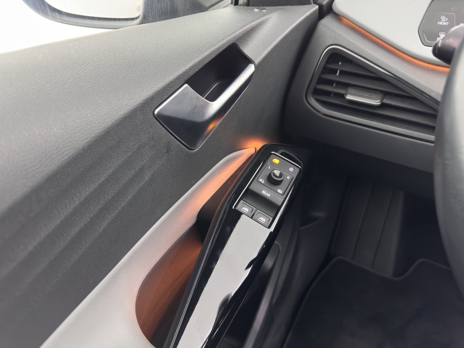 Volkswagen ID.3 First Max 58 kWh [ 3-Fase ] {SOH-90%} (INCL-BTW) *PANO | HEAD-UP | ADAPTIVE-CRUISE | FULL-LED | BLIND-SPOT | CAMERA | KEYLESS | MICROFIBRE | AMBIENT-LIGHT | NAVI-FULLMAP | DAB+ | ECC | HEATED-SPORTSEATS | DIGI-COCKPIT | 20"ALU*