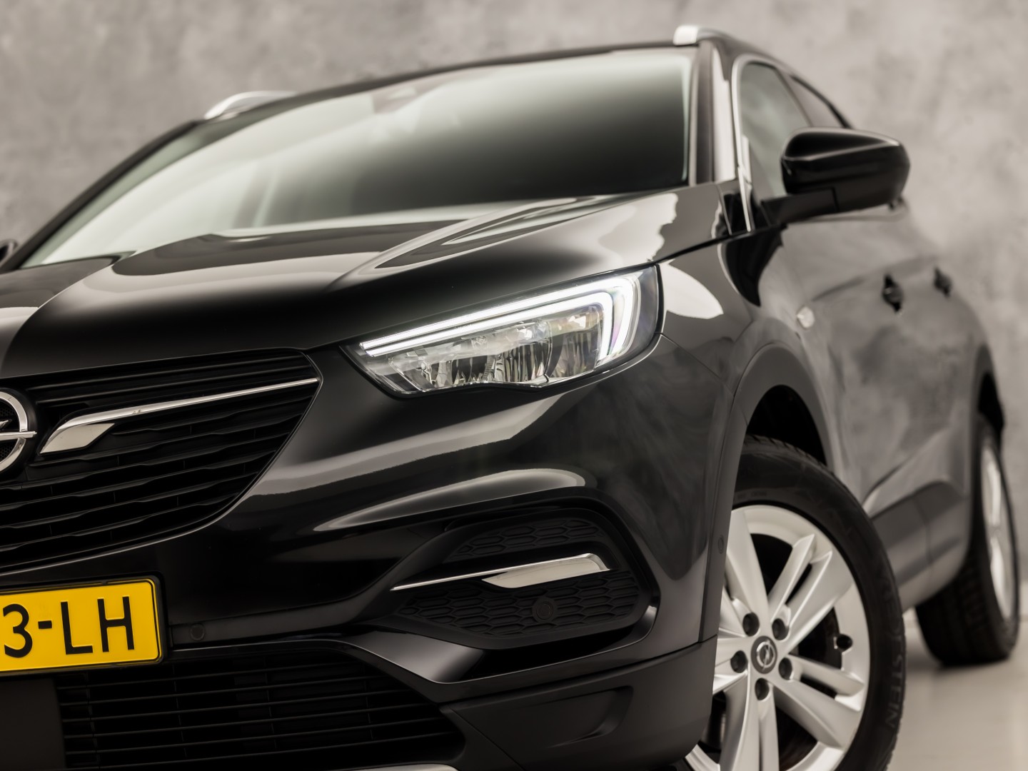 Opel Grandland X 1.2 Innovation Turbo Sport (APPLE CARPLAY, GROOT NAVI, CLIMATE, LEDER, CAMERA, SPORTSTOELEN, GETINT GLAS, CRUISE, NIEUWSTAAT)