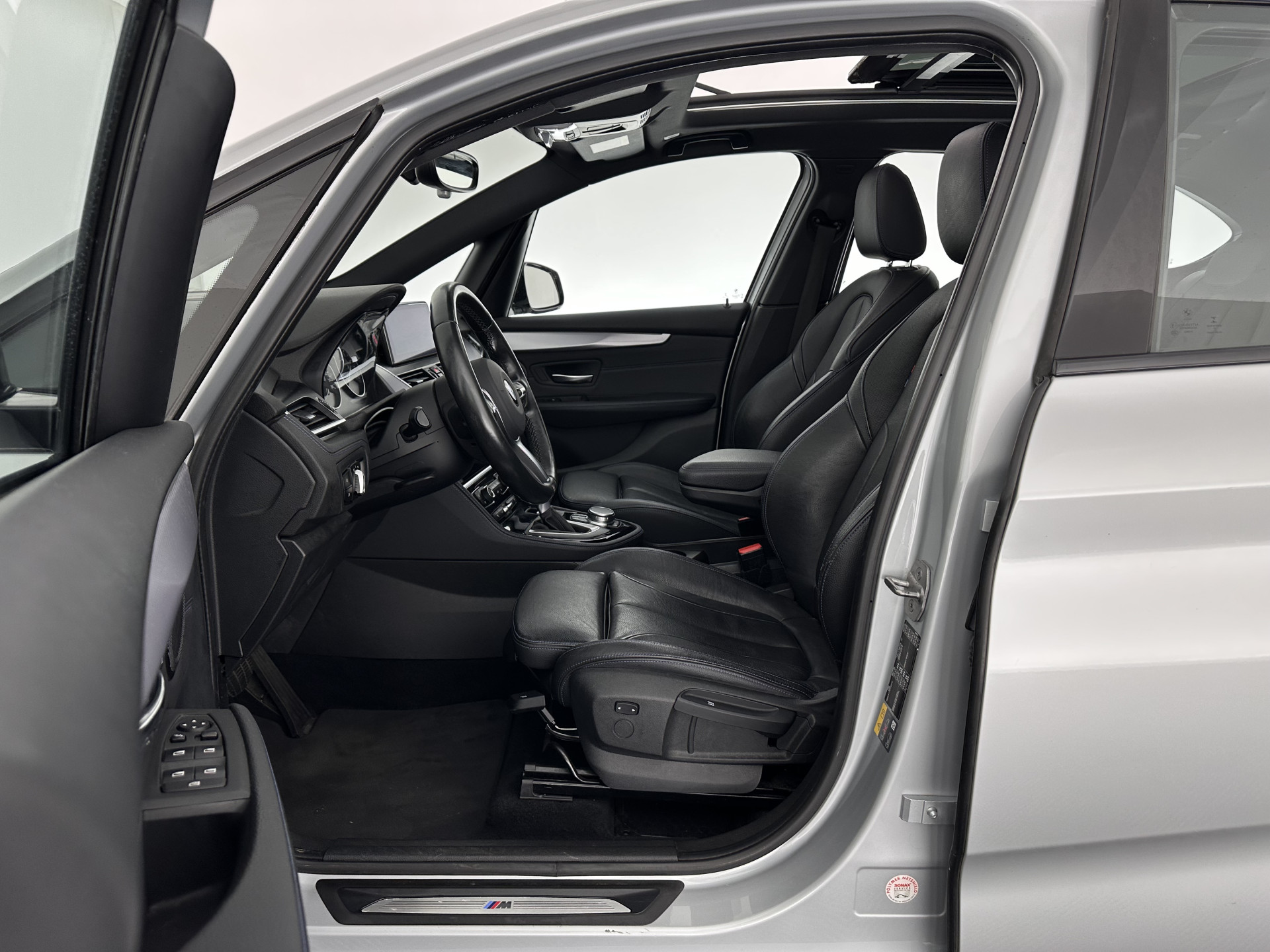 BMW 2-serie Active Tourer 225xe M-Sportpack iPerformance Centennial High Executiv (INCL-BTW) Aut. *PANO | HEAD-UP | LEATHER | FULL-LED | CAMERA | NAVI-FULLMAP | HEATED-SPORTSEATS | KEYLESS | ECC | PDC | CRUISE | 17''ALU*