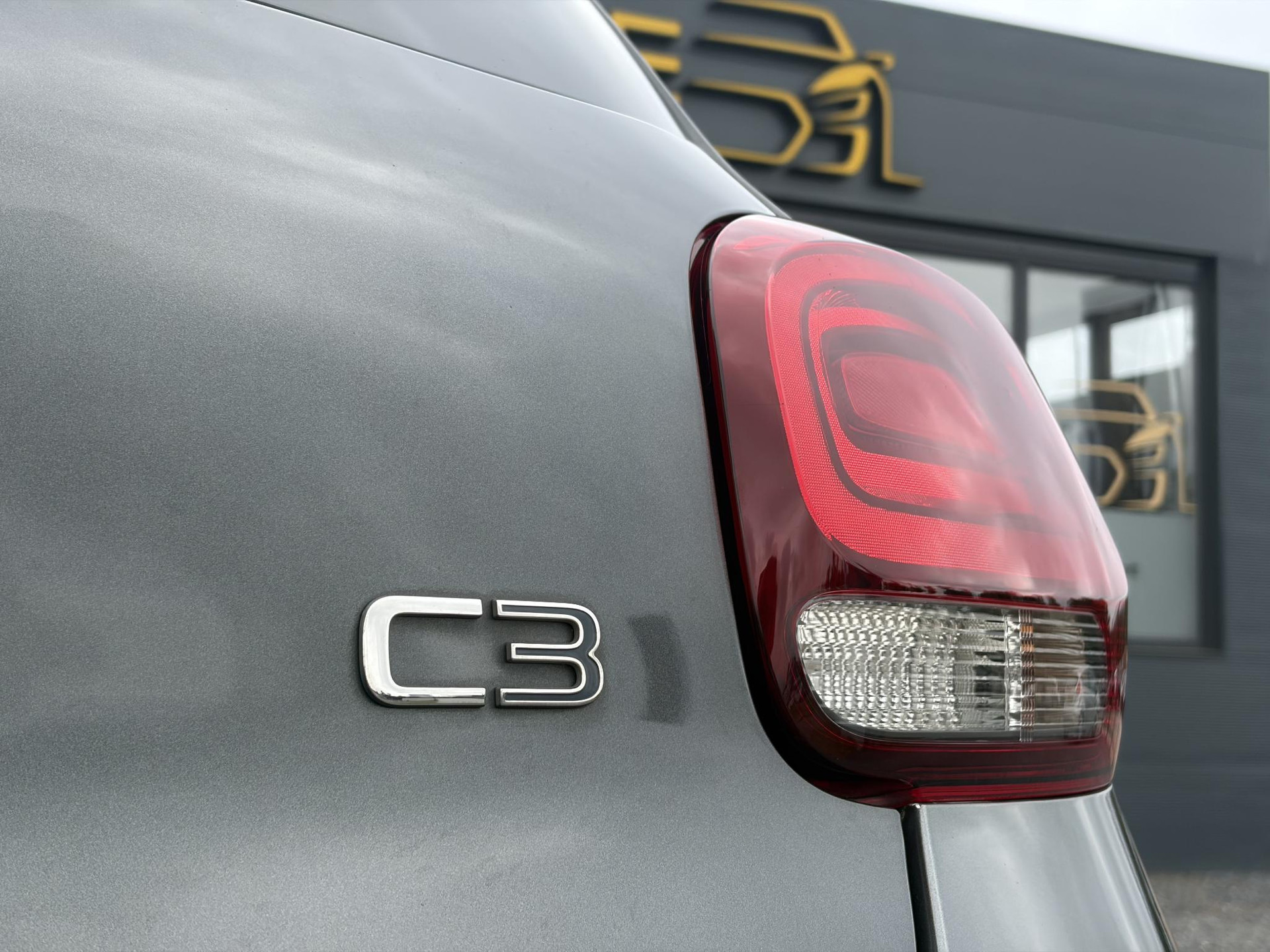 Citroen C3 1.2 PureTech S&S Shine D-riem vv in 08-2026 l 1e Eigenaar l Camera l Carplay l Navi l 110pk l Dealer Onderhouden l Clima l Cruise l 6 Bak l Pdc l Lm velgen l N.A.P l Apk tot 02-2027