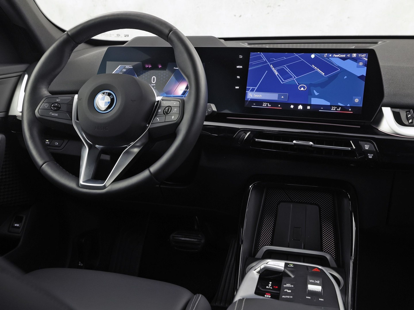 BMW X1 xDrive25e Sport Automaat 245Pk (APPLE CARPLAY, HEAD-UP DISPLAY, 360 CAMERA, GETINT GLAS, LEDER, STOELVERWARMING, ZWARTE HEMEL, NIEUWSTAAT)