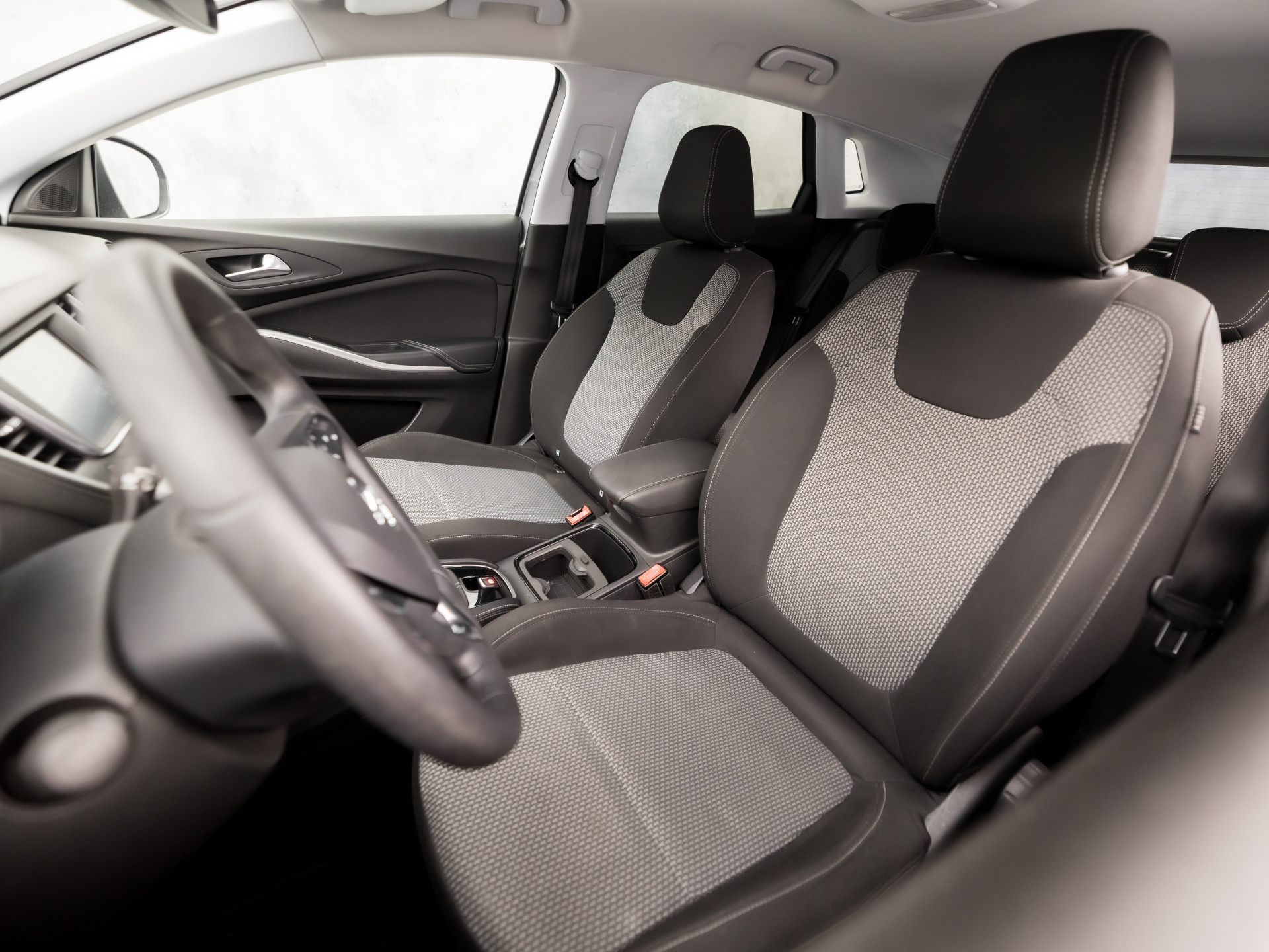 Opel Grandland X 1.2 Turbo Sport (APPLE CARPLAY, NAVIGATIE, GETINT GLAS, CRUISE, SPORTSTOELEN, ARMSTEUN, LM VELGEN, NIEUWE APK, NIEUWSTAAT)