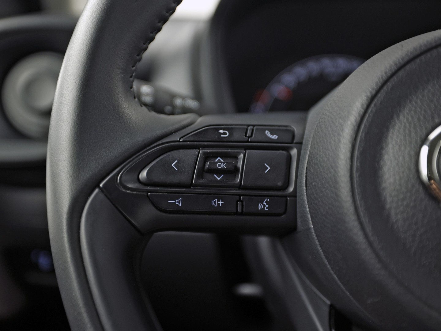 Toyota Aygo 1.0 VVT-i MT Play (APPLE CARPLAY, NAVIGATIE, ADAPTIVE CRUISE, SPORTSTOELEN, LANE ASSIST, CAMERA, NIEUWSTAAT)
