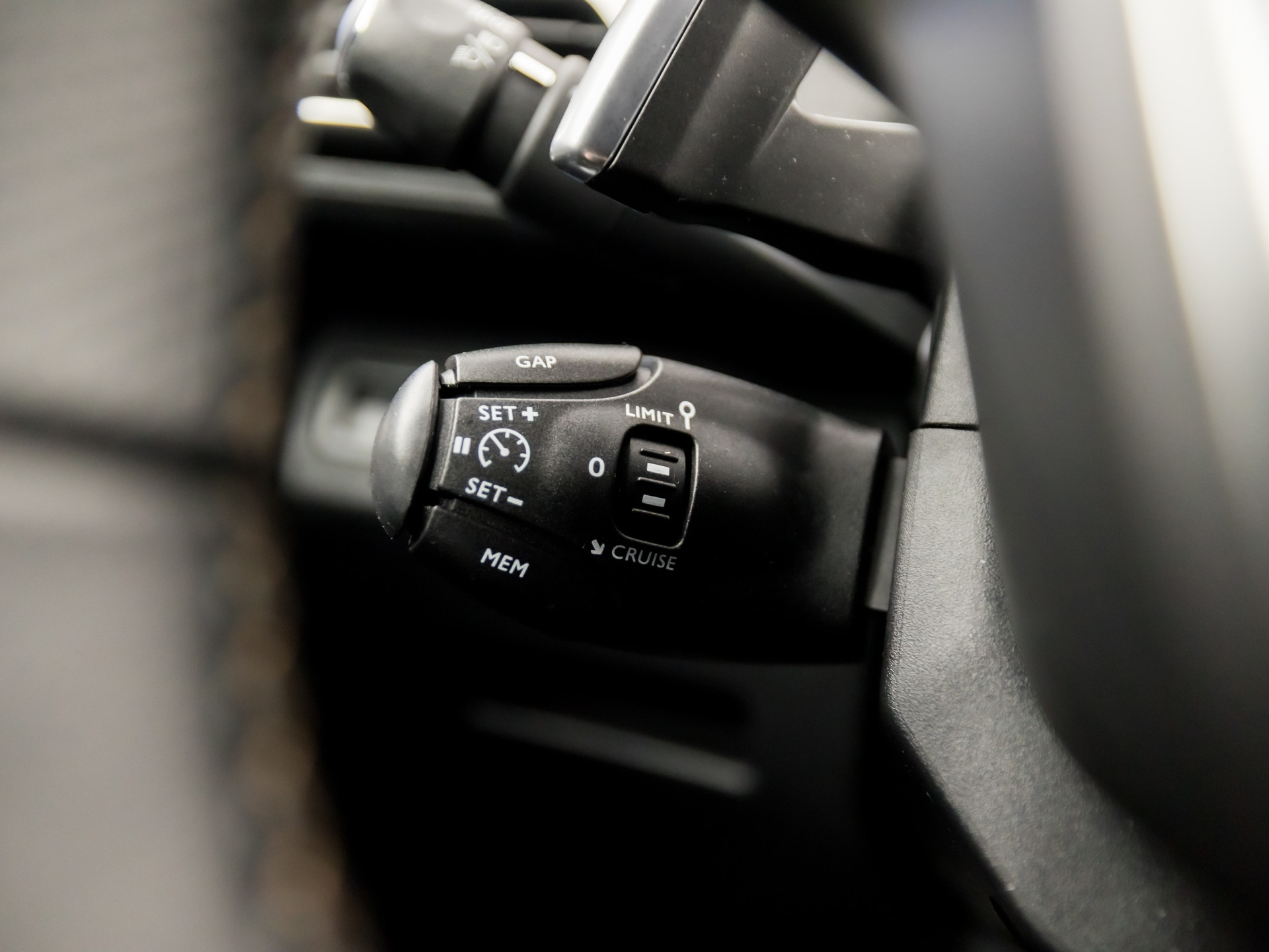 Peugeot 5008 1.6 e-THP GT-Line 165Pk Automaat (PANORAMADAK, NAPPA LEDER, MEMORY SEATS, STOELVERWARMING, 360 CAMERA, DRIVE MODE, KEYLESS, ADAPTIVE CRUISE, ELEK ACHTERKLEP, NIEUWSTAAT)