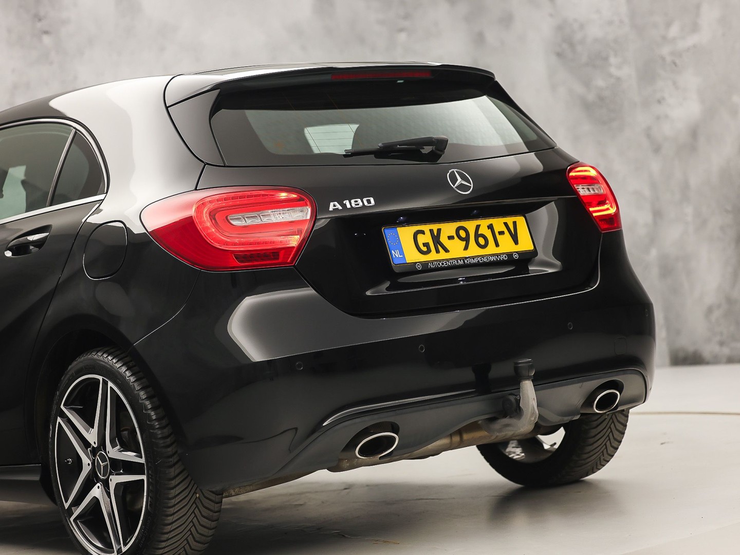 Mercedes-Benz A-Klasse 180 AMG Sport Automaat (NAVIGATIE, LEDER, STOELVERWARMING, SPORTSTOELEN, ZWART HEMEL, PARKEERSENSOREN, TREKHAAK, CRUISE, NIEUWSTAAT)