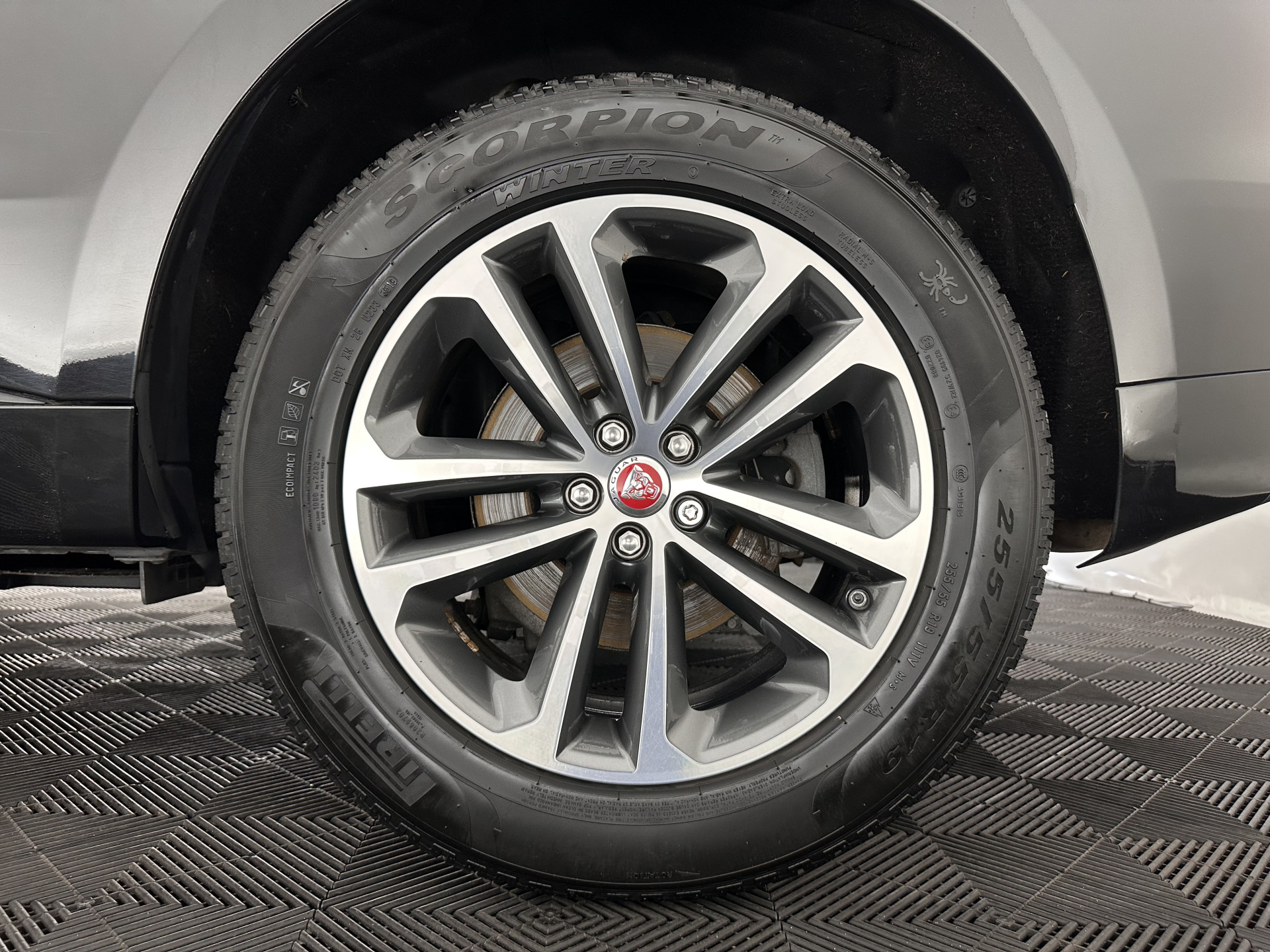 Jaguar F-PACE 3.0 S AWD R-Dynamic Aut *PANO | LEATHER | BLINDSPOT | FULL-LED | MERIDIAN-AUDIO | HEATED-SPORTSEATS | NAVI-FULLMAP | KEYLESS | CAMERA | CARPLAY | SHIFTPADDLES | PDC | LANE-ASSIST | MEMORY-PACK | DIGI-COCKPIT | .