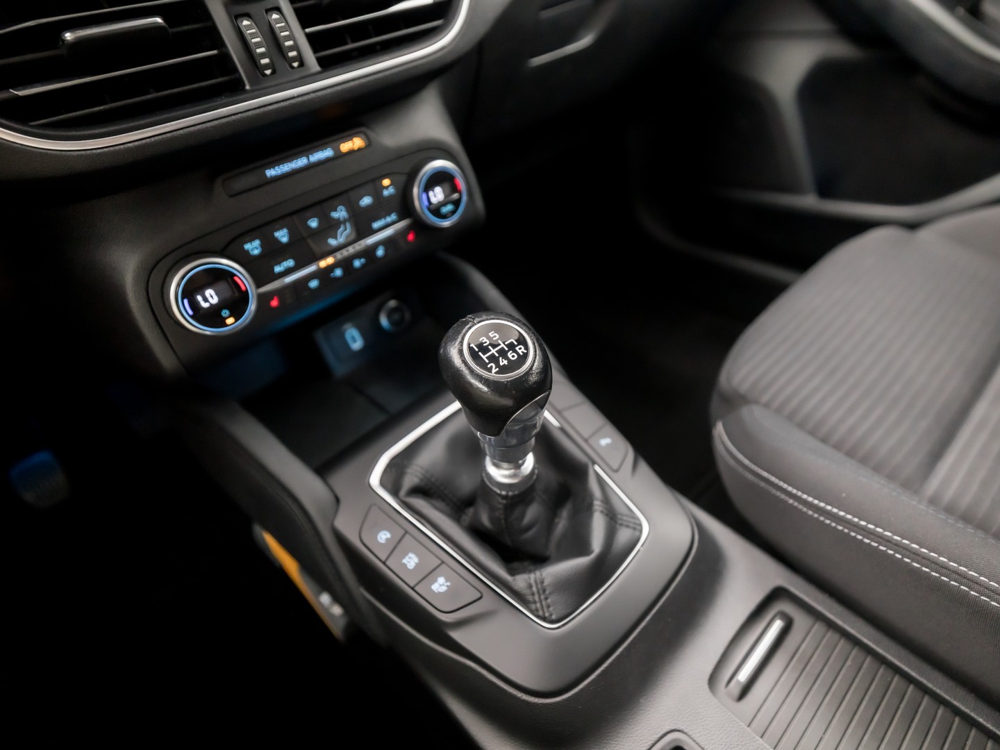 Ford Focus Wagon 1.0 EcoBoost Titanium Sport (APPLE CARPLAY, GROOT NAVI, STUUR/STOELVERWARMING, KEYLESS, SPORTSTOELEN, GETINT GLAS, LM VELGEN, CRUISE, NIEUWSTAAT)