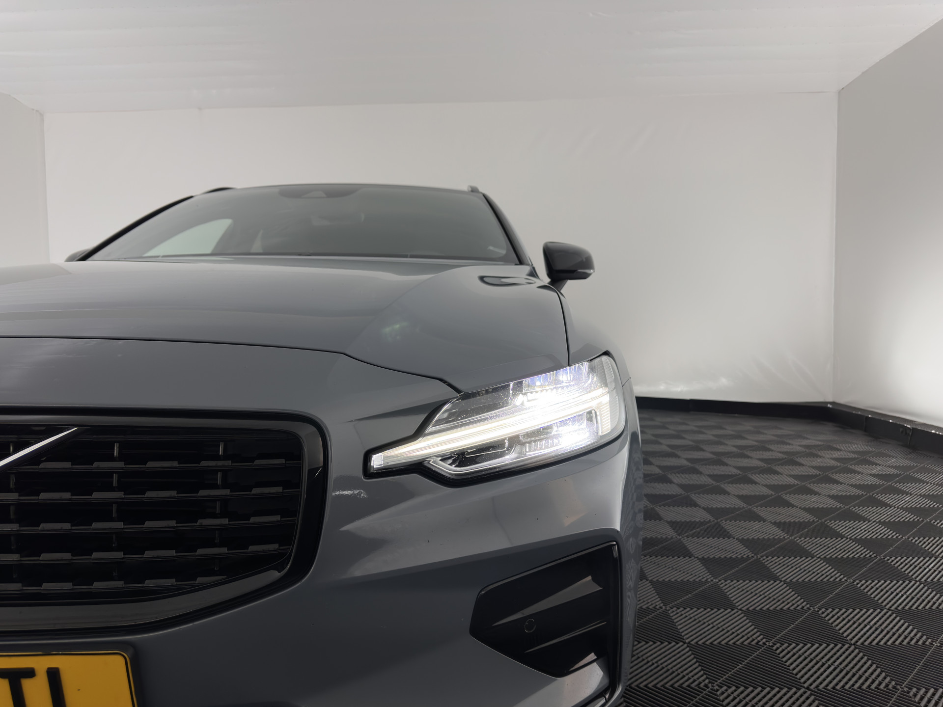 Volvo V60 2.0 B3 R-Design (INCL-BTW) *LEATHER-FABRIC | DIGI-COCKPIT | FULL-LED | MEMORY-PACK | HEATED-SPORTSEATS | LANE-ASSIST | NAVI-FULLMAP | CAMERA | DAB+ | PRIVACY-GLASS | ECC | PDC | TOWBAR | 19''ALU*