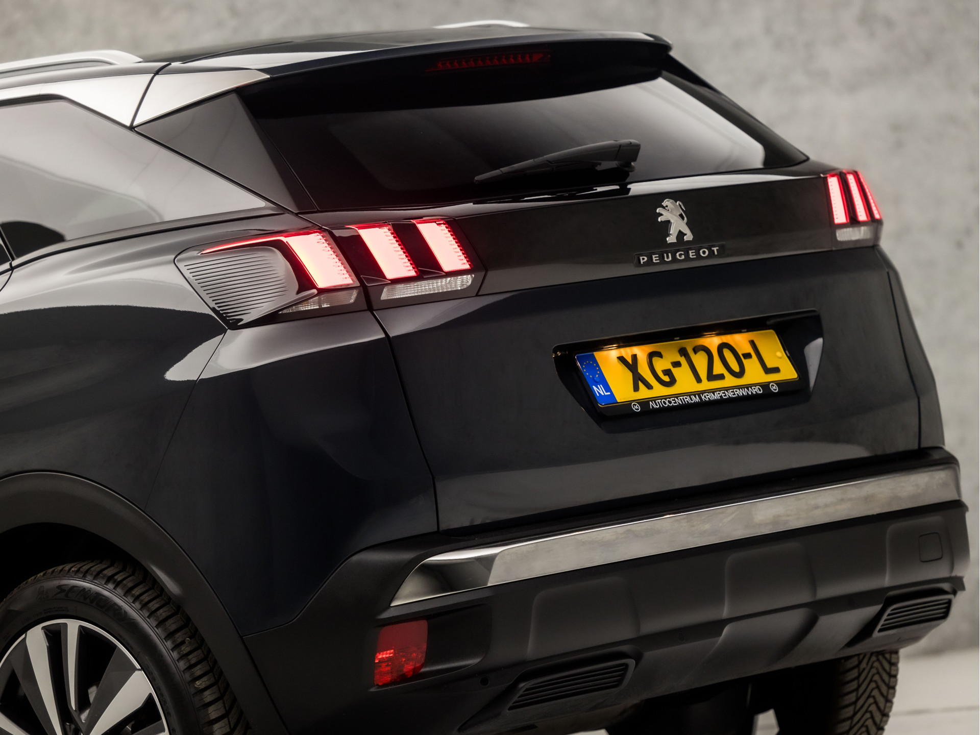 Peugeot 3008 1.2 PureTech Allure Automaat (APPLE CARPLAY, LED KOPLAMPEN, FOCAL AUDIO, LEDER, SPORTSTOELEN, GETINT GLAS, CRUISE, DAKRAILS, NIEUWSTAAT)