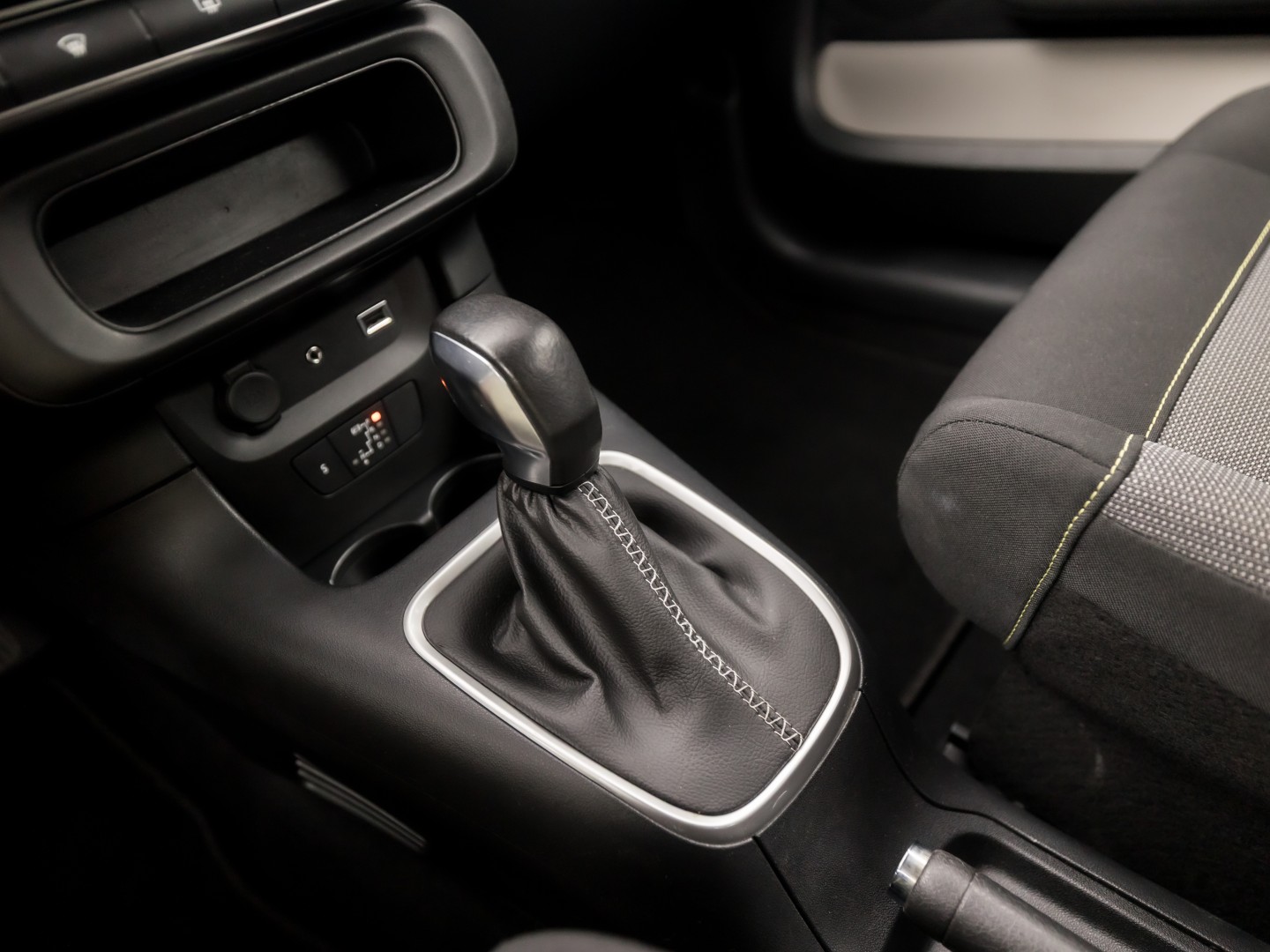Citroën C3 1.2 PureTech S&S Sport Automaat (APPLE CARPLAY, GROOT NAVI, CAMERA, SPORTSTOELEN, PARKEERSENSOREN, LM VELGEN, CRUISE, NIEUWSTAAT)