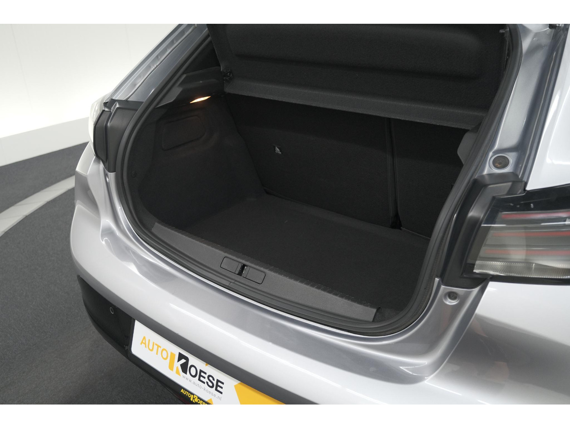 Peugeot 208 1.2 Hybrid 110 e-DCS6 Allure | Apple Carplay | Parkeersensoren Voor + Achter | Climate Control
