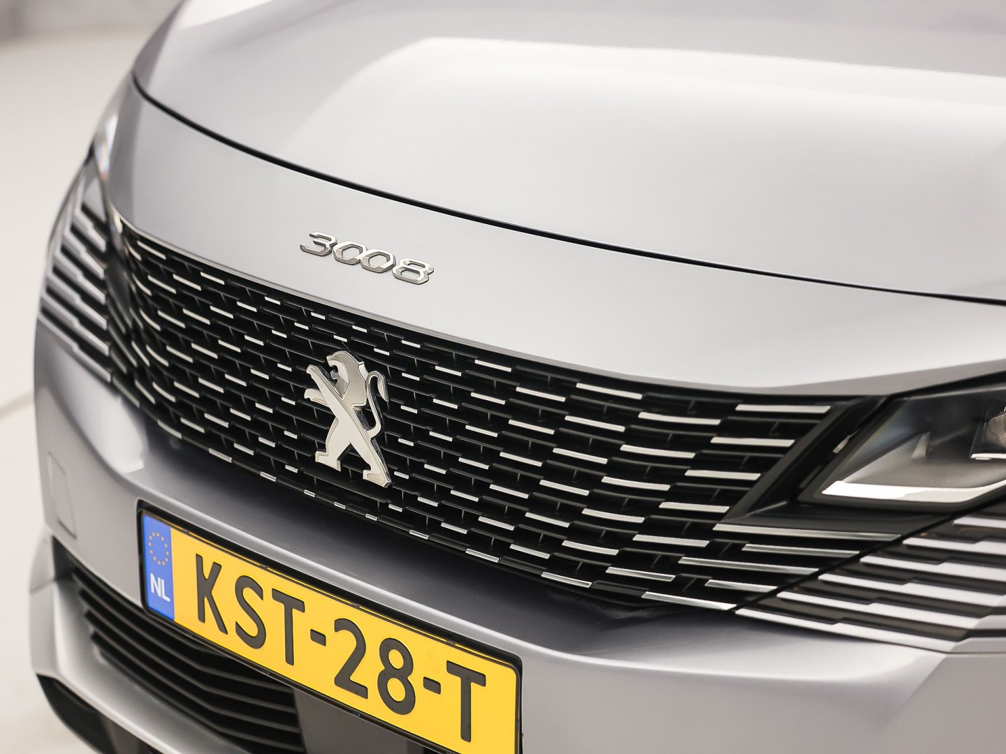 Peugeot 3008 1.6 HYbrid 225 Allure Sport 225Pk Automaat (APPLE CARPLAY, GROOT NAVI, KEYLESS, LEDER, 360 CAMERA, SPORTSTOELEN, ZWART HEMEL, GETINT GLAS, NIEUWSTAAT)