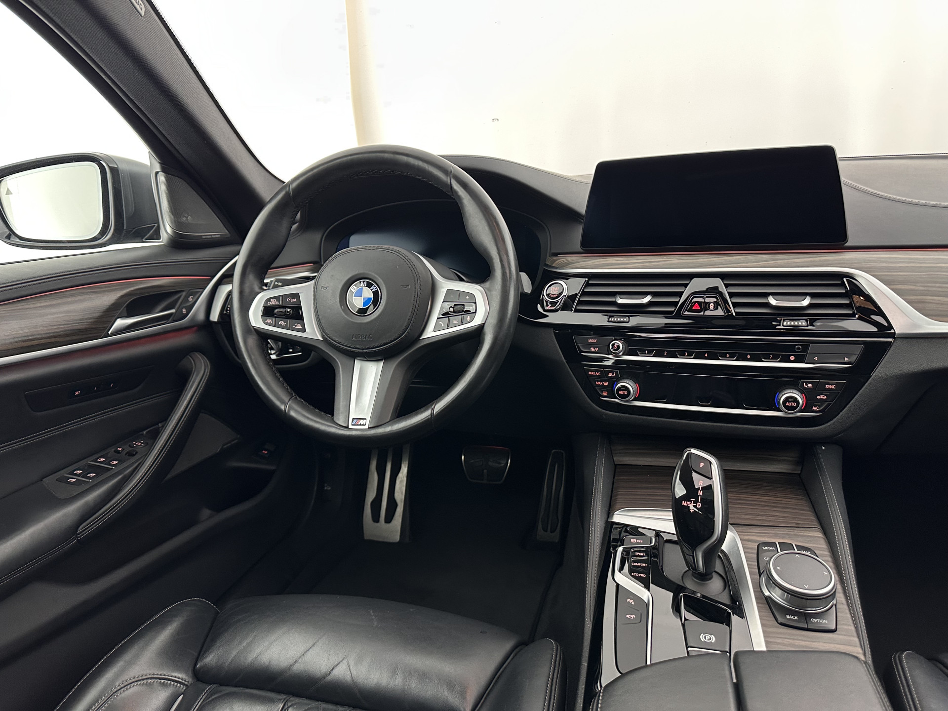 BMW 5-serie Touring 540i xDrive  M-Sportpack High Executive Aut. *PANO | LEATHER | FULL-LED | ADAPTIVE-CRUISE | DIGI-COCKPIT | MEMORY-PACK | BLINDSPOT | TOPVIEW | HARMAN/KARDON | KEYLESS | DIGI-COCKPIT | HEATED-COMFORTSEATS | AMBIENTLIGHT | HEAD-UP |