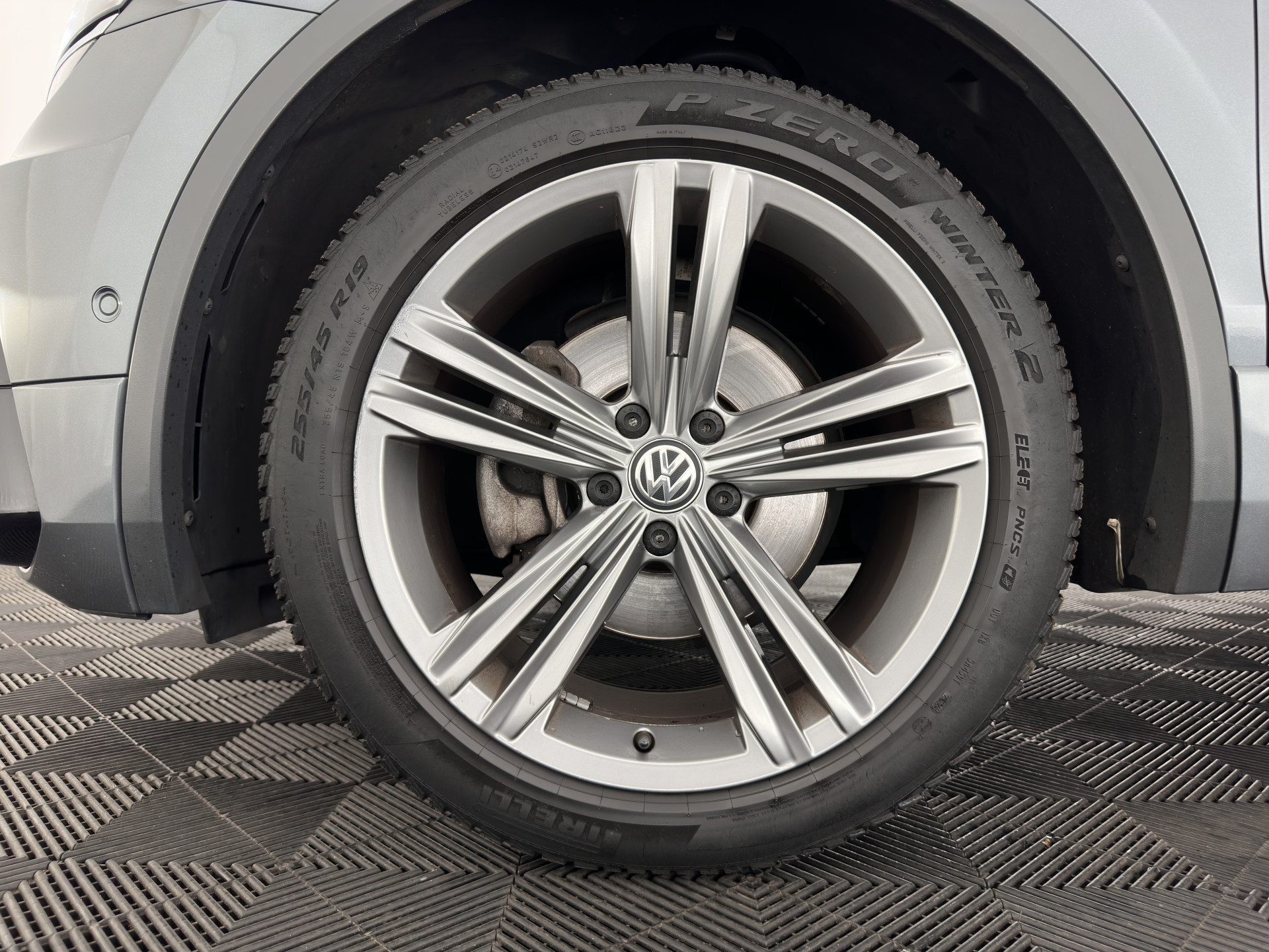 Volkswagen Tiguan Allspace 1.5 TSI R-line Highline Business (7-Pers.) (INCL-BTW) Aut * PANO | NAVI-FULLMAP | XENON | ALCANTARA | HEATED-ERGONOMIC-SPORTSEATS | KEYLESS | PRIVACY-GLASS | CAMERA | DAB | DIGI-COCKPIT | PDC | TOWBAR | ECC | 19"ALU*